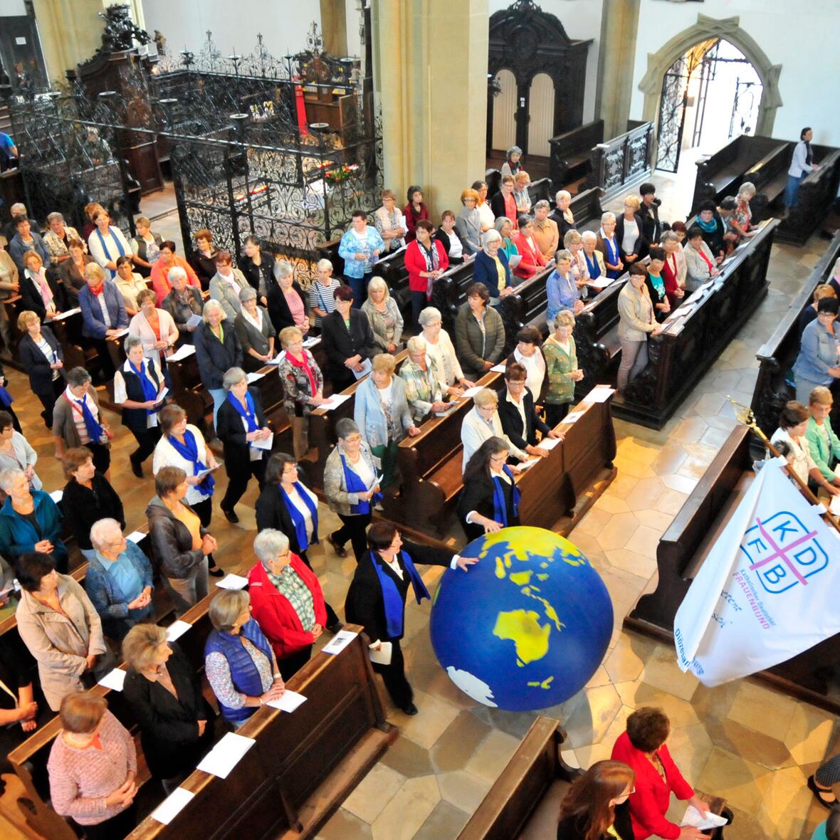 sehnsucht-nach-frieden-500-frauen-pilgern-zur-ulrichsbasilika-und-beten-um-frieden1910346