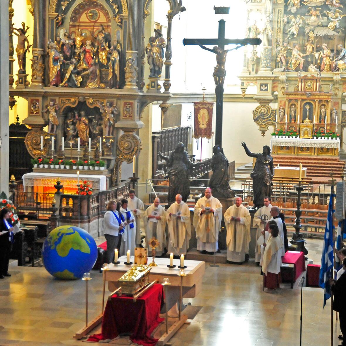 sehnsucht-nach-frieden-500-frauen-pilgern-zur-ulrichsbasilika-und-beten-um-frieden1910349