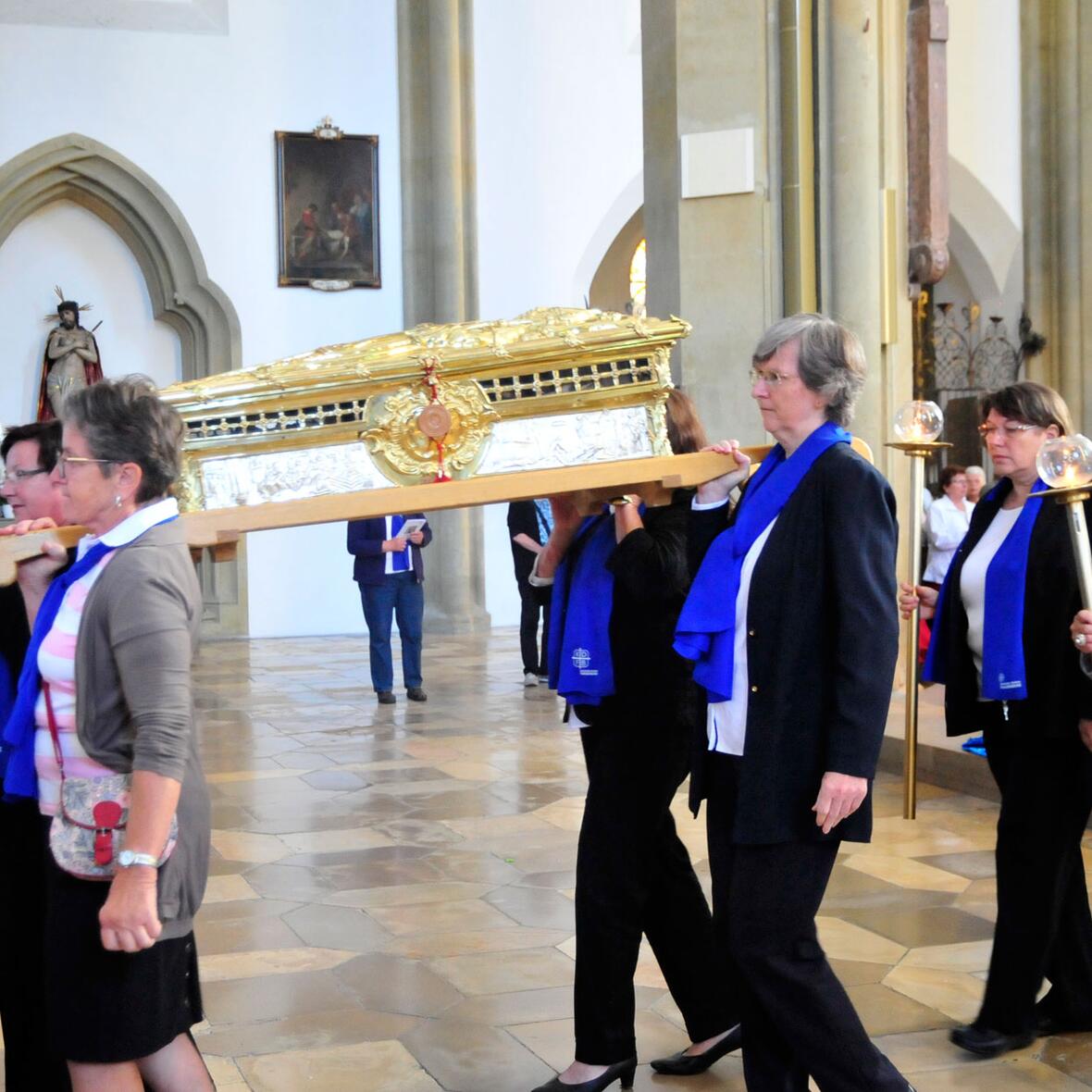 sehnsucht-nach-frieden-500-frauen-pilgern-zur-ulrichsbasilika-und-beten-um-frieden1910352