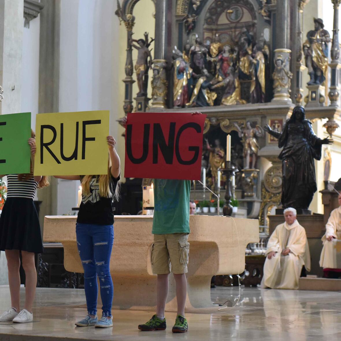 "Berufung" lautete das Thema des Gottesdienstes. Es wurde von Schüler/-innen vor dem Altar szenisch umgesetzt. (Foto: Maria Steber / pba)