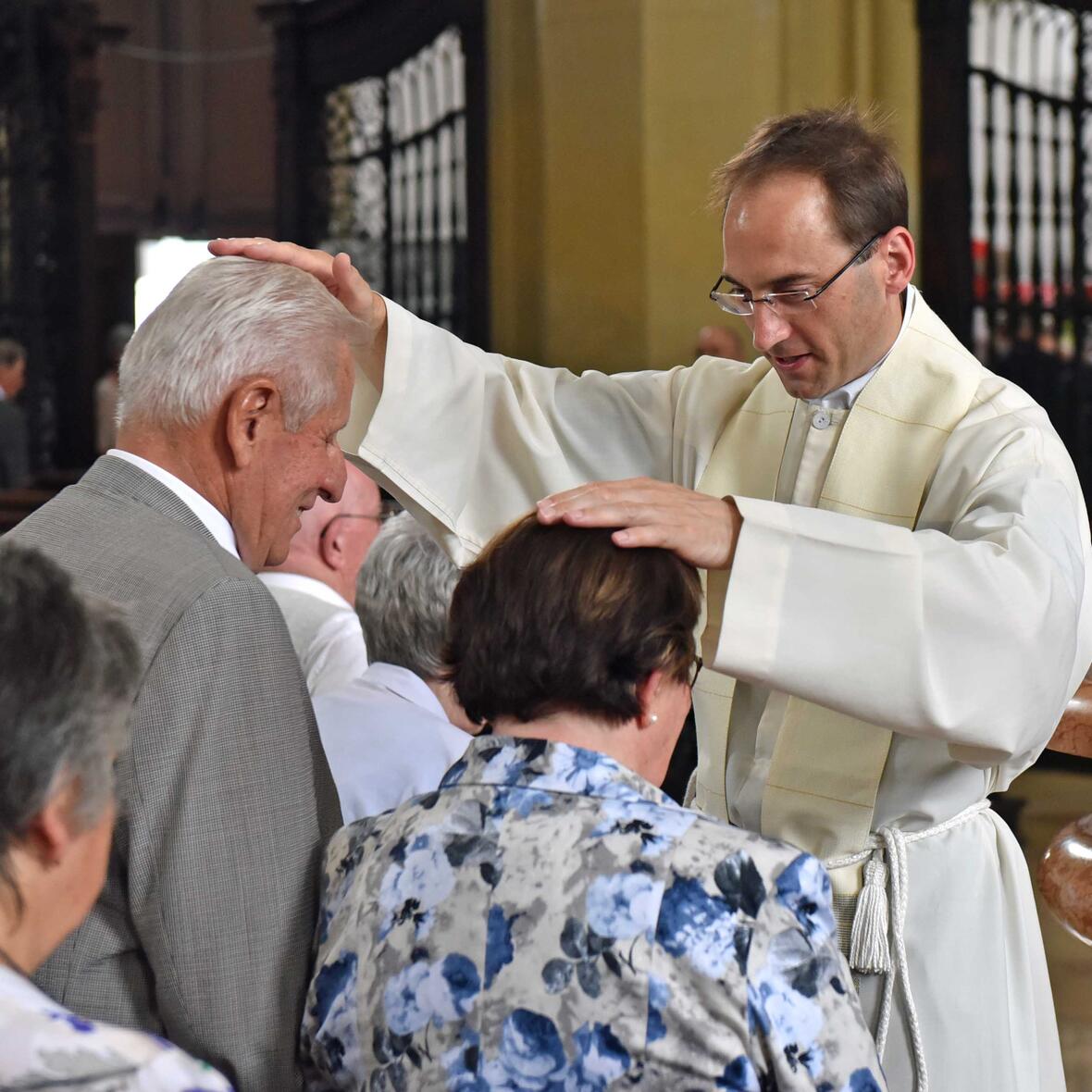 Stadtpfarrer Christoph Hänsler spendet einem Jubelpaar den Segen. (Fotos: Nicolas Schnall / pba)