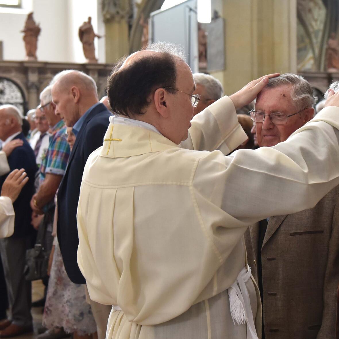 tag-der-ehejubilare-mehr-als-350-jubelpaare-stellen-ihre-ehe-unter-den-segen-gottes1912012