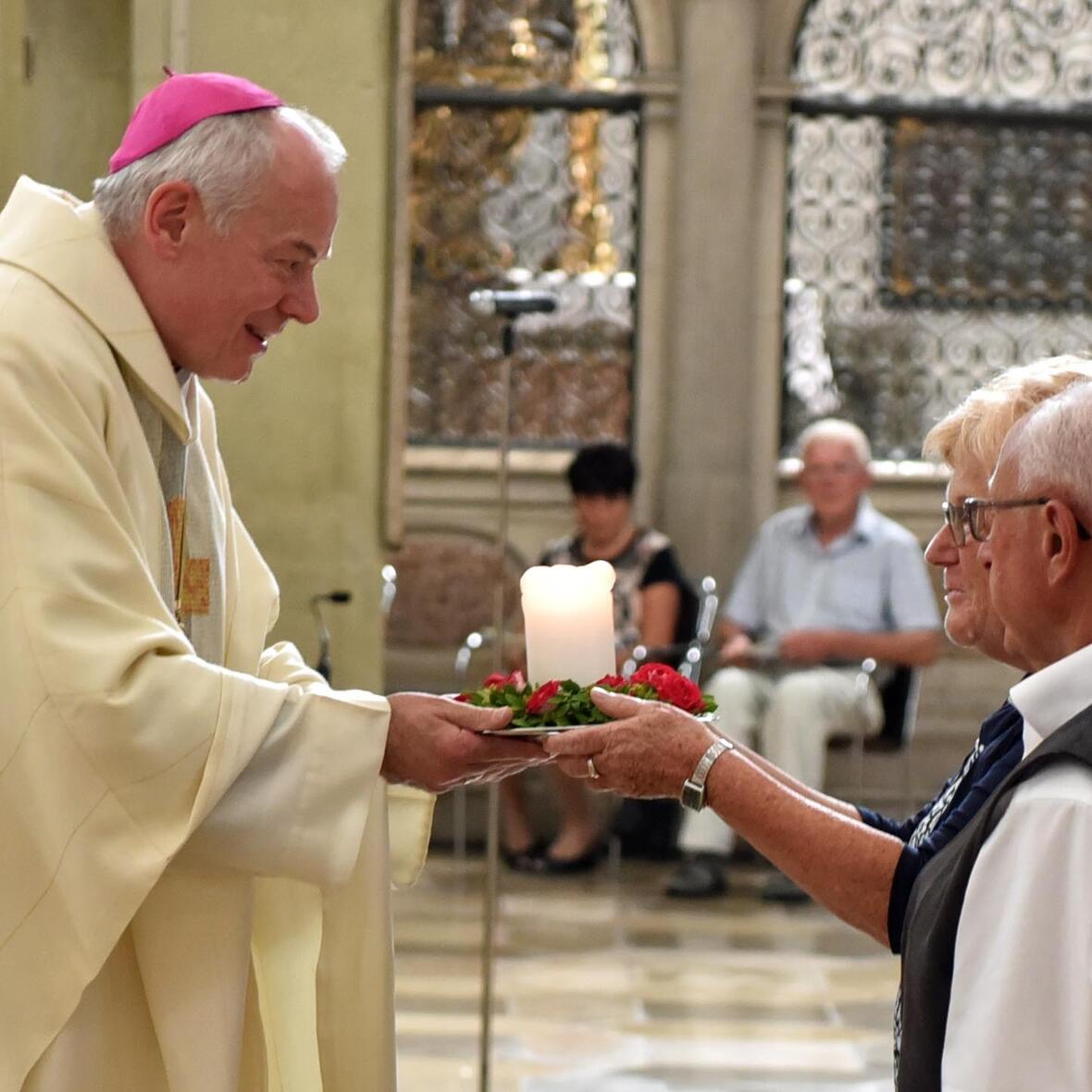 tag-der-ehejubilare-mehr-als-350-jubelpaare-stellen-ihre-ehe-unter-den-segen-gottes1912015