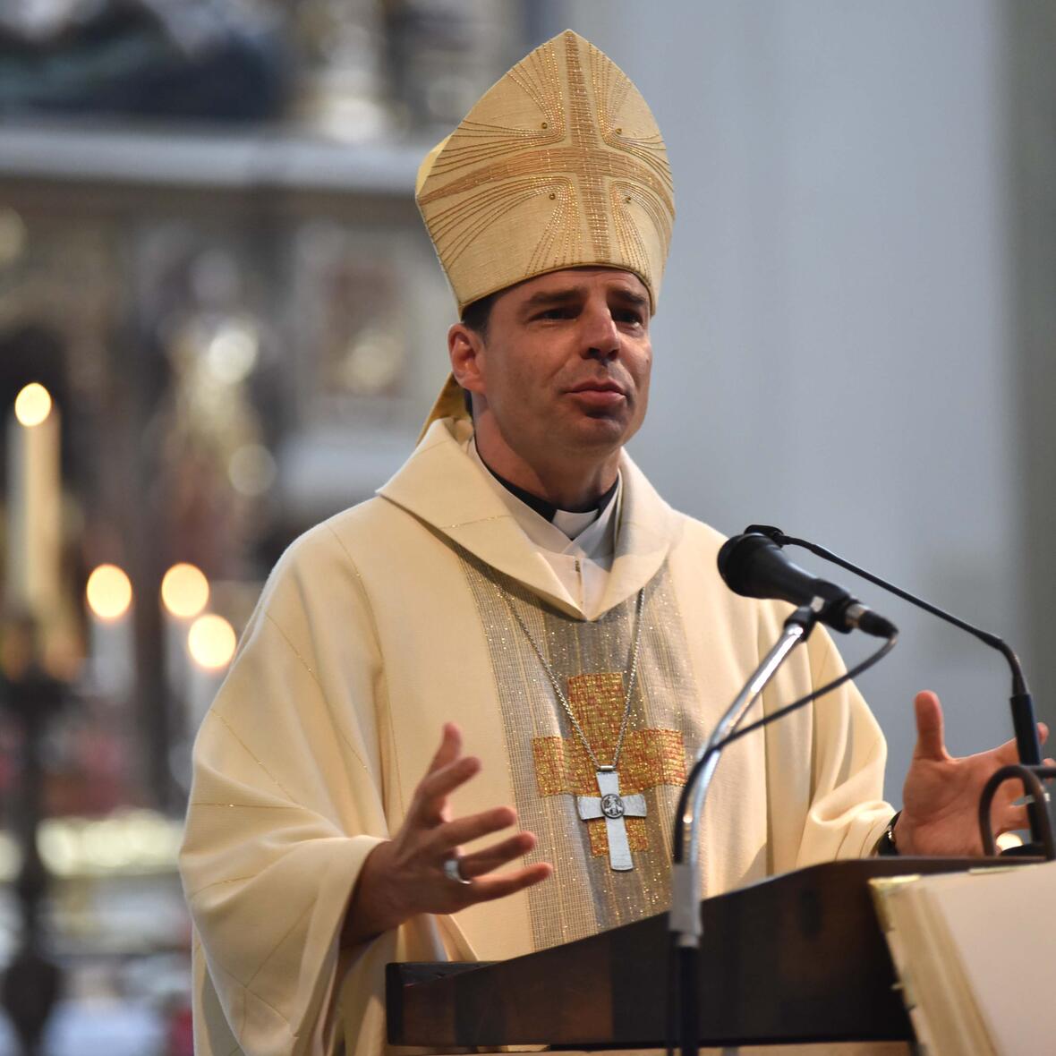 Bischof Stefan Oster zeigte in seiner Predigt auf Christus, die Mitte unseres Glaubens. (Foto: Nicolas Schnall / pba)