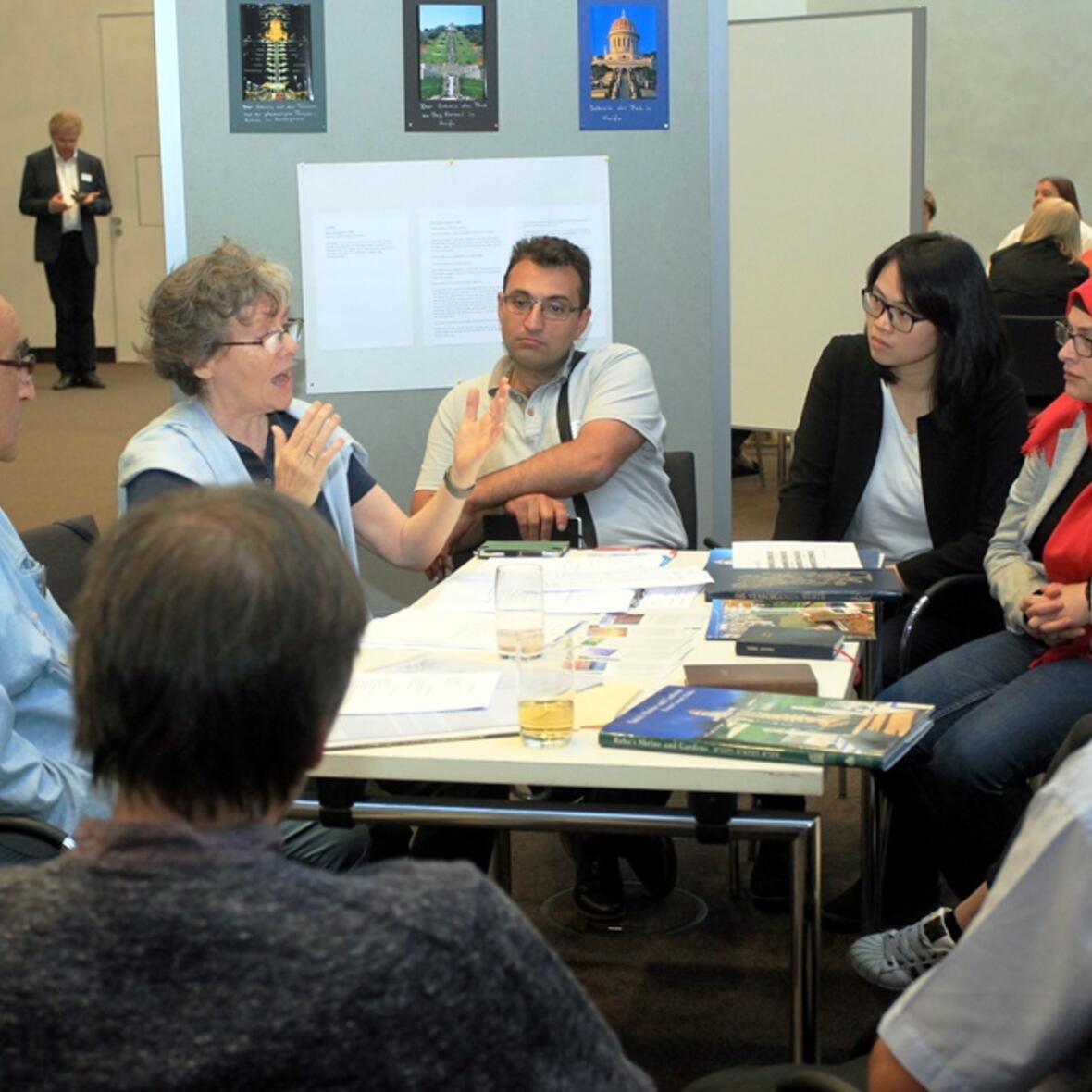 Das Kennenlernen der anderen Religonsgemeinschaften funktioniert am besten miteinander im Gespräch. (Foto: Annette Zoepf)