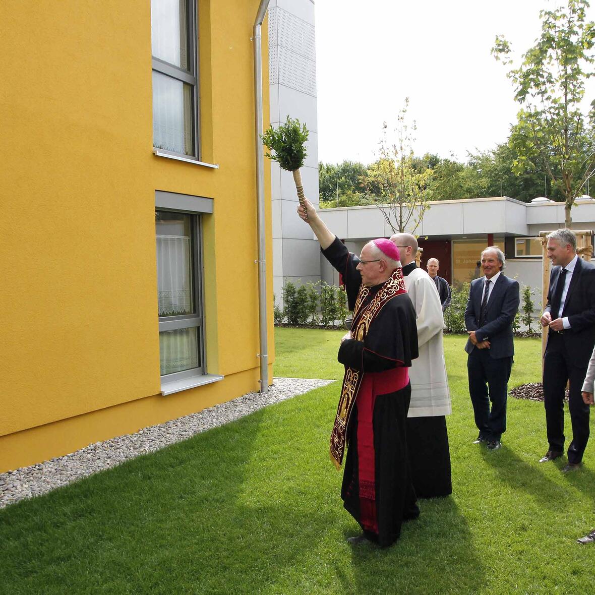 Bischof Konrad segnete die einzelnen vier Häuser von „Haus Noah“. Ihn begleiteten (v.l.) Caritas-Geschäftsführer Dr. Walter Semsch, der Bundestagsabgeordnete Hansjörg Durz sowie Augsburgs Bürgermeister und Sozialreferent Dr. Stefan Kiefer. (Foto: Caritas Augsburg/Bernhard Gattner)