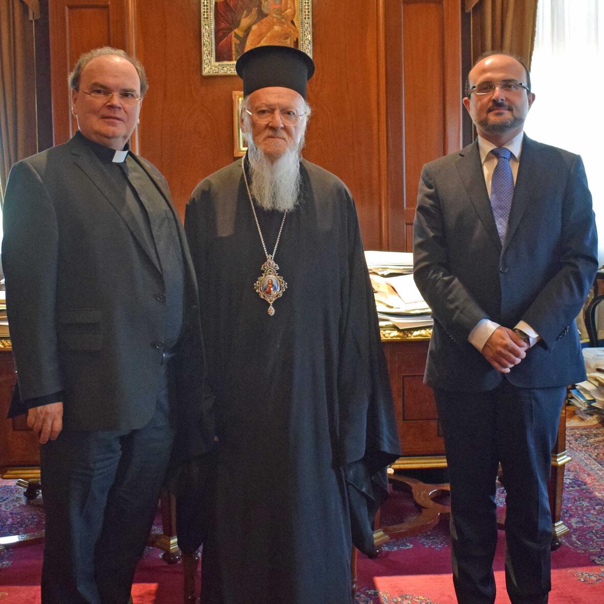Der ökumenische Patriarch Bartholomaios I. zusammen mit dem Vorsitzenden der ACK Bayern, Prälat Dr. Bertram Meier, und ACK-Geschäftsführer Georgios Vlantis. (Foto: ACK Bayern)