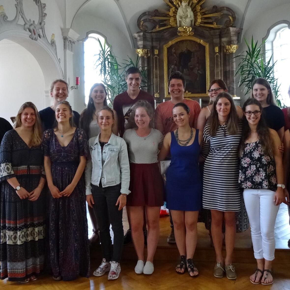 Pfarrer Dr. Ulrich Lindl hat am Samstag sieben junge Frauen und einen jungen Mann in den Weltfreiwilligendienst des Bistums Augsburg ausgesendet. Bei der Feier waren auch die Rückkehrer aus dem letzten Jahr dabei. Foto: privat.