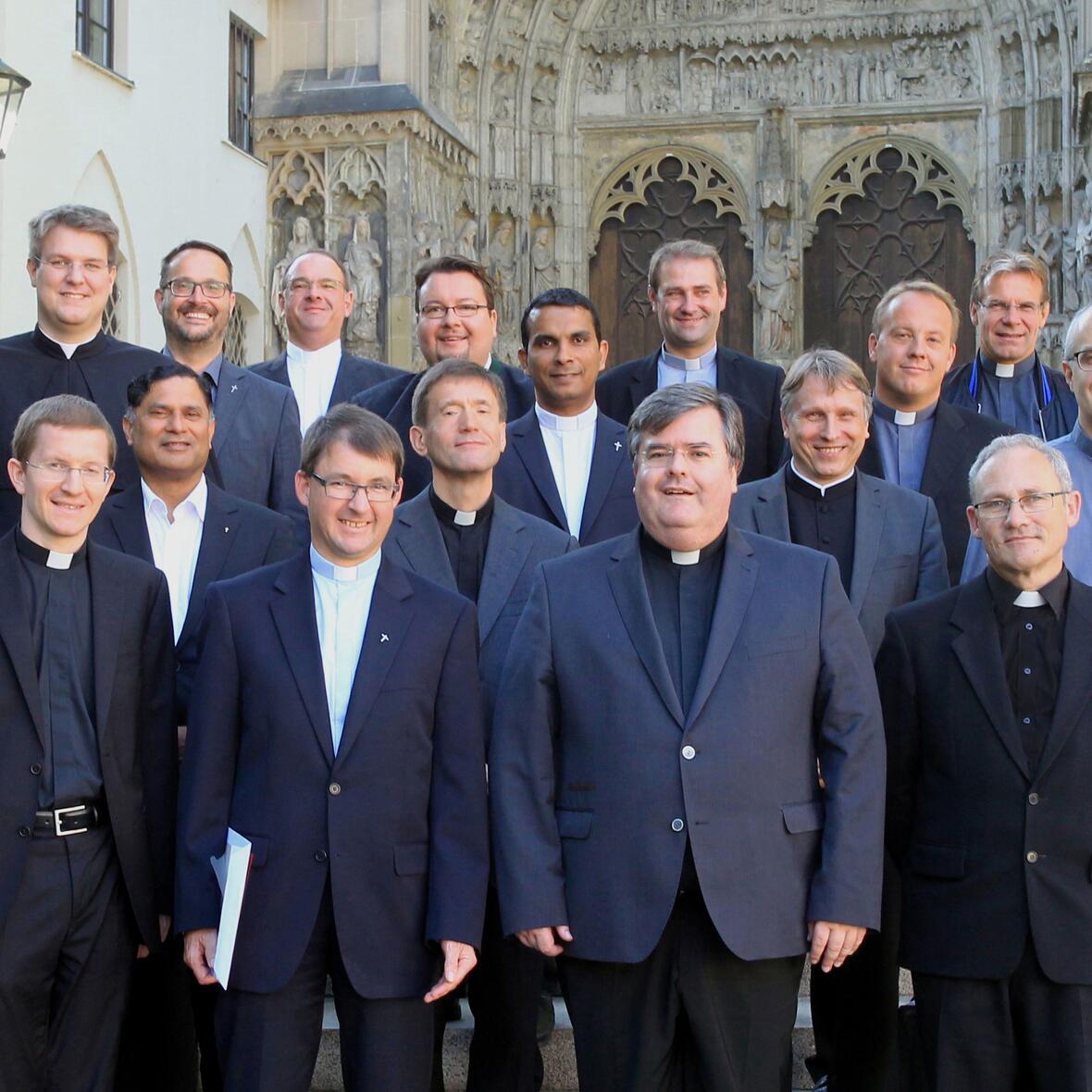 Zum 1. September treten einige Priester neue Pfarrstellen an; andere werden nun Pfarrer, nachdem sie zuvor Pfarradministratoren waren. Im Augsburger Dom haben sie vor Generalvikar Harald Heinrich (vorne, 2. von rechts) ihren Amtseid abgelegt. (Foto: Annette Zoepf / pba)