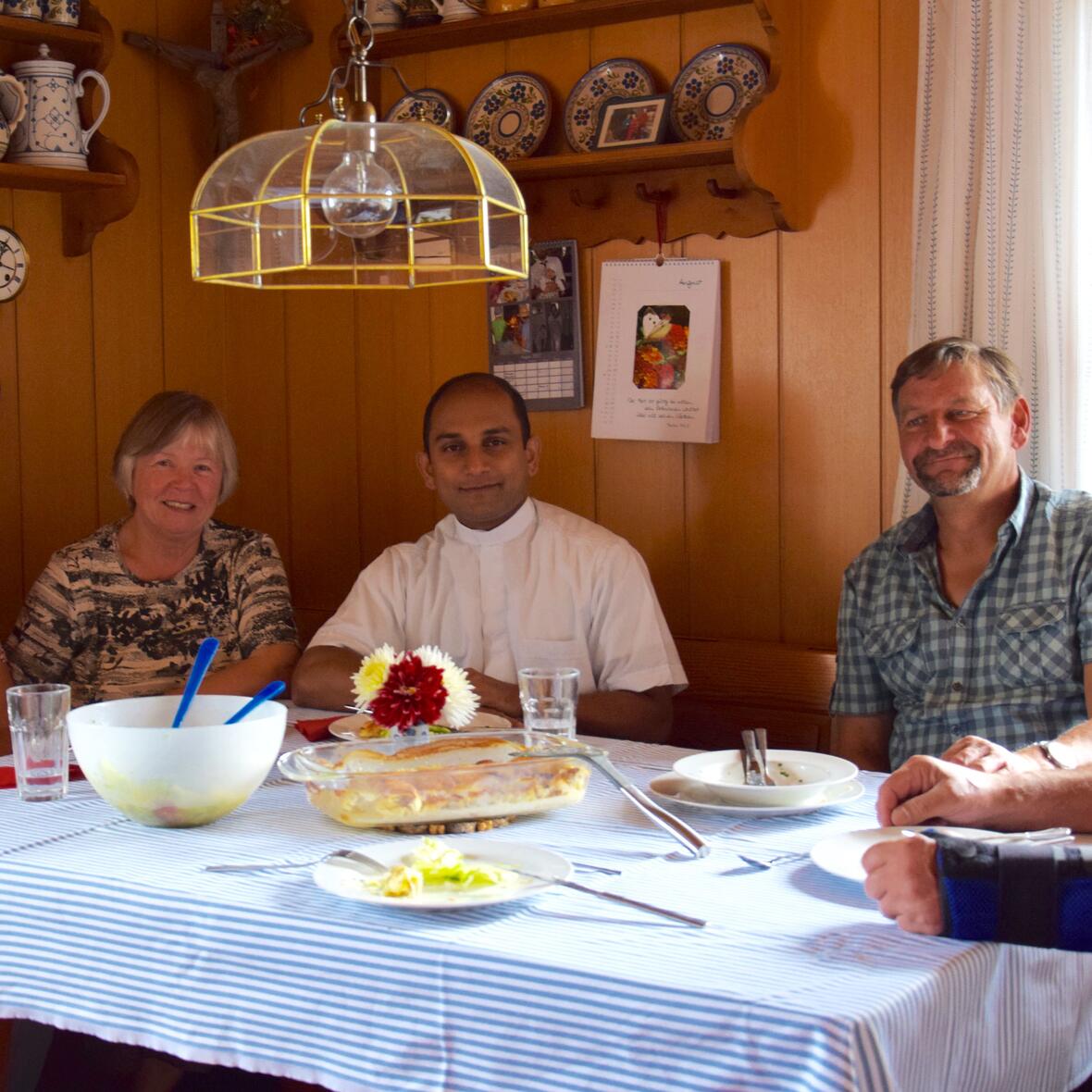 Gabriele und Walter Sima (links und rechts im Bild) haben Pater Jijo Joseph Peruvelil (Mitte) zum Mittagessen eingeladen. Rita Leanza und Martin Weich leisten ihnen gern Gesellschaft. (Foto: Sabine Verspohl-Nitsche / pdke)