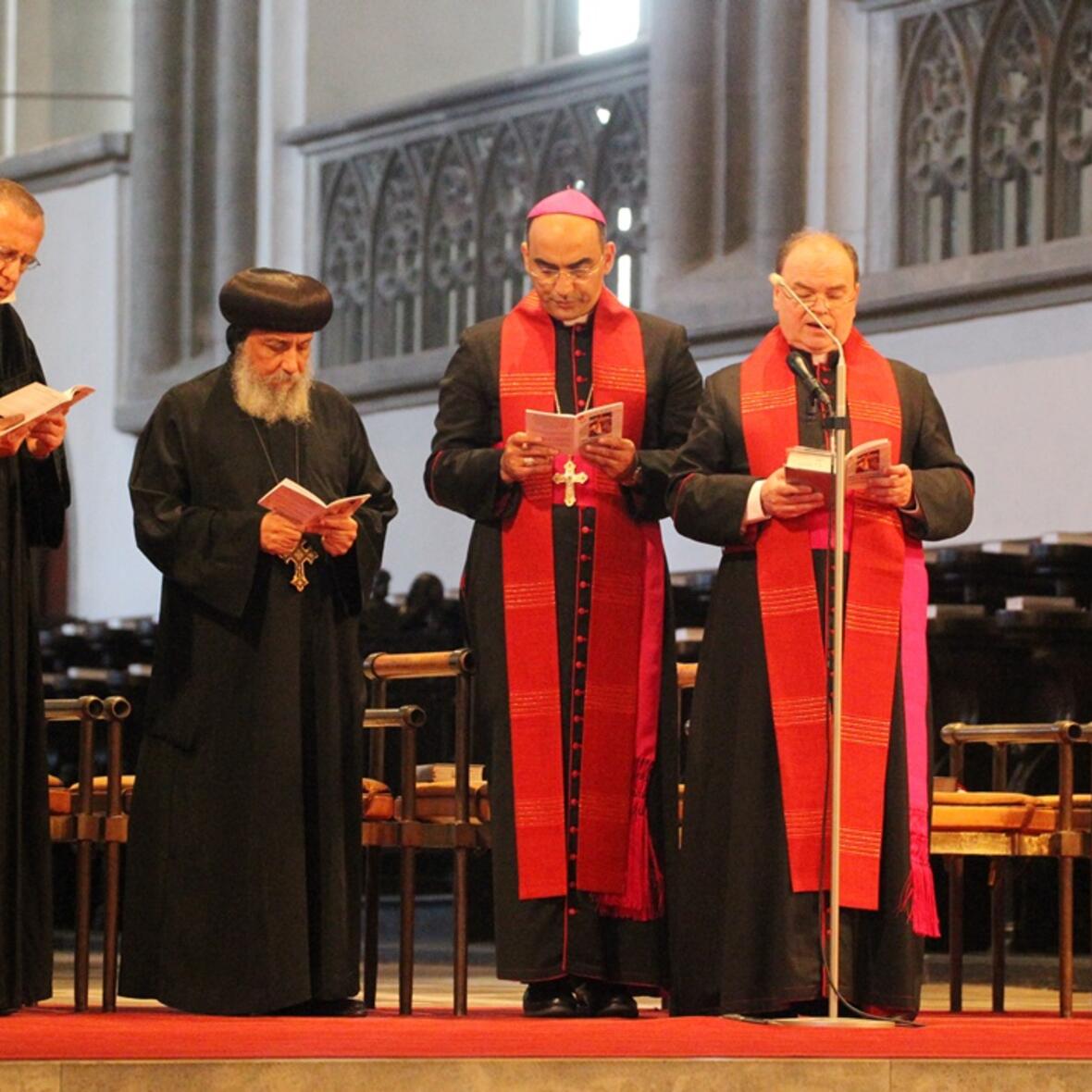 Christen aus verschiedenen Konfessionen versammelten sich gestern im Augsburger Dom, um den ökumenischen Kreuzweg zu beten. (Fotos: Annette Zoepf / pba)