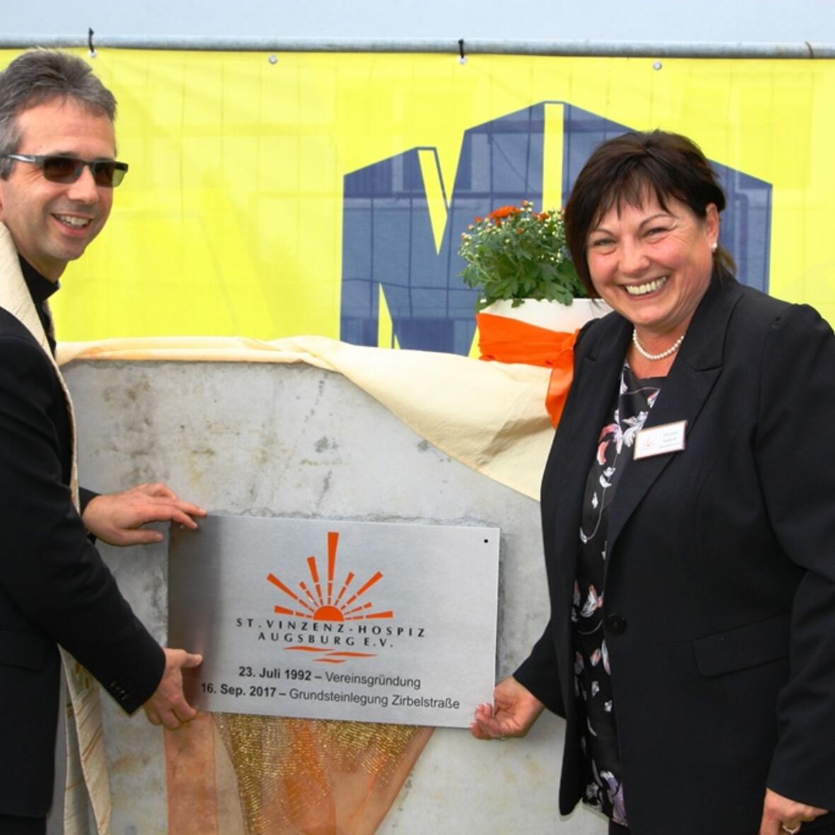 Domkapitular Armin Zürn und Geschäftsführerin Christine Sieberth bei der Grundsteinlegung. (Foto: Susanne Reitz)