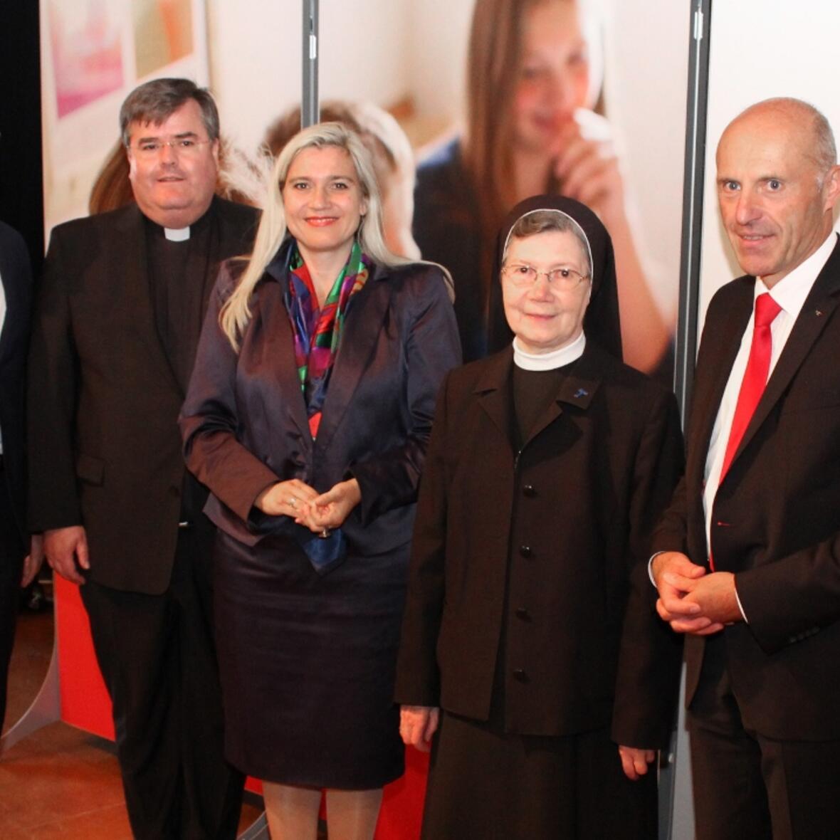 Gruppenbild am Rande des Festakts (v.l.) Dr. Bernhard Hoch, Generalvikar Harald Heinrich, Staatsministerin Melanie Huml, Generaloberin Schwester Maria Goretti Böck und KJF-Direktor Markus Mayer. (Foto: KJF/Thomas Bauch)