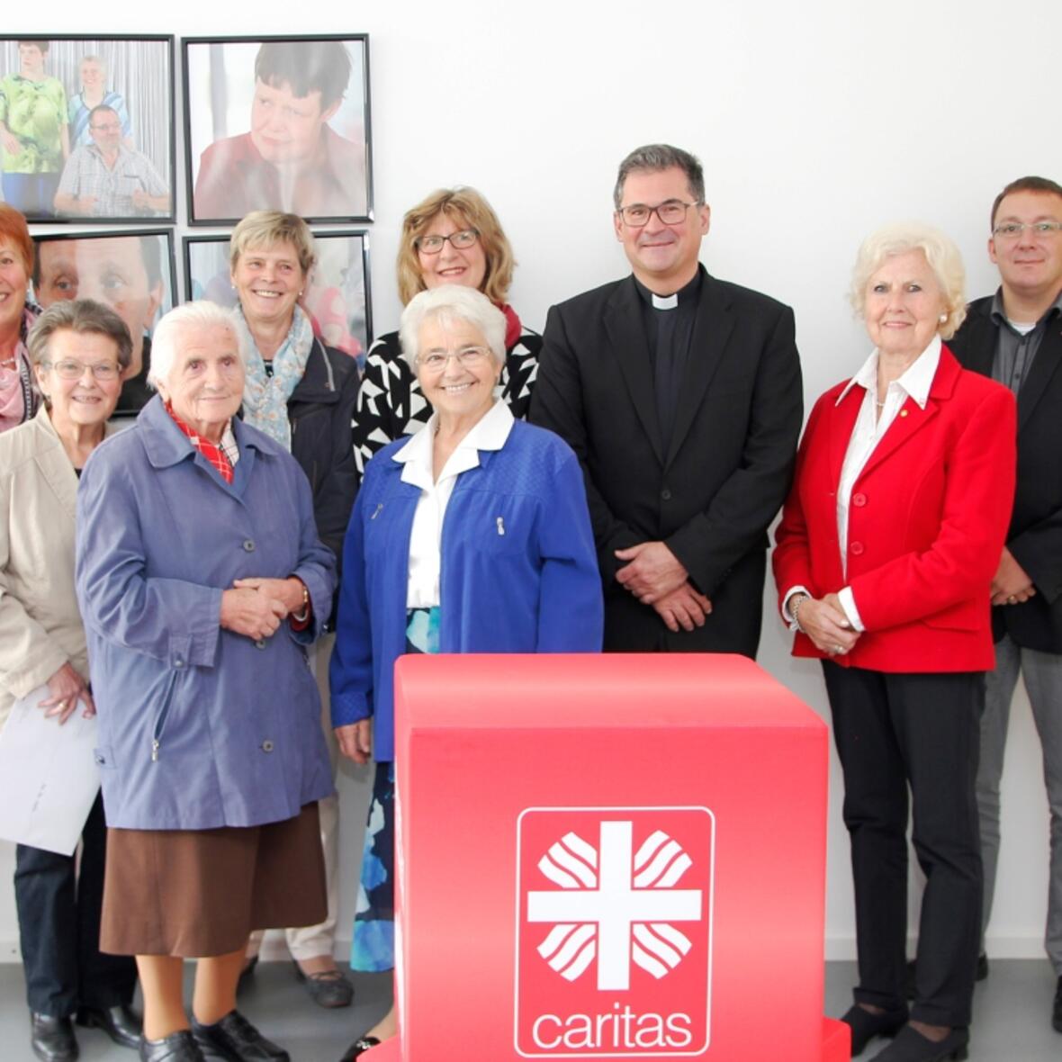Sammlerinnen aus dem Landkreis Donau-Ries in Schweinspoint gemeinsam mit Diözesan-Caritasdirektor Dr. Andreas Magg und Branko Schäpers, Geschäftsführer des Caritasverbandes für den Landkreis Donau-Ries e. V. (Foto: Bernhard Gattner / Caritas Augsburg)