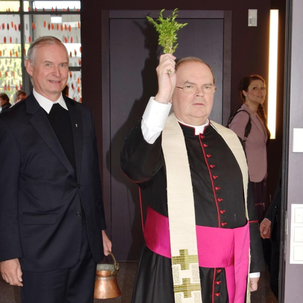Prälat Dr. Bertram Meier segnete die Räume des kirchlich-sozialen Zentrums Christi Himmelfahrt, daneben Dekan Dr. Bernhard Ehler (Fotos: Sabine Verspohl-Nitsche / pdke).