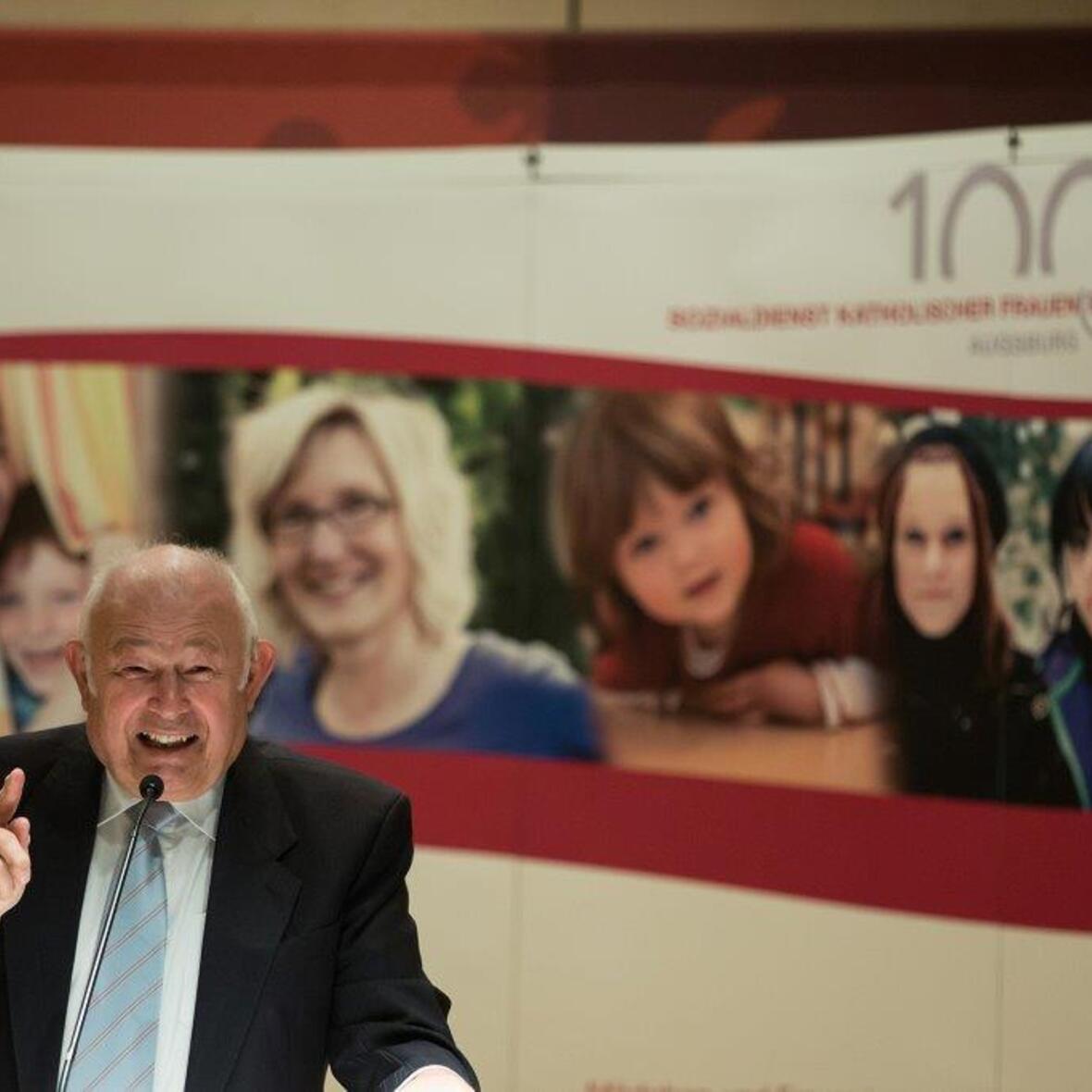 Der ehemalige bayerische Ministerpräsident Günther Beckstein lobt die Arbeit des SkF. (Foto: SkF/Frauke Wichmann)