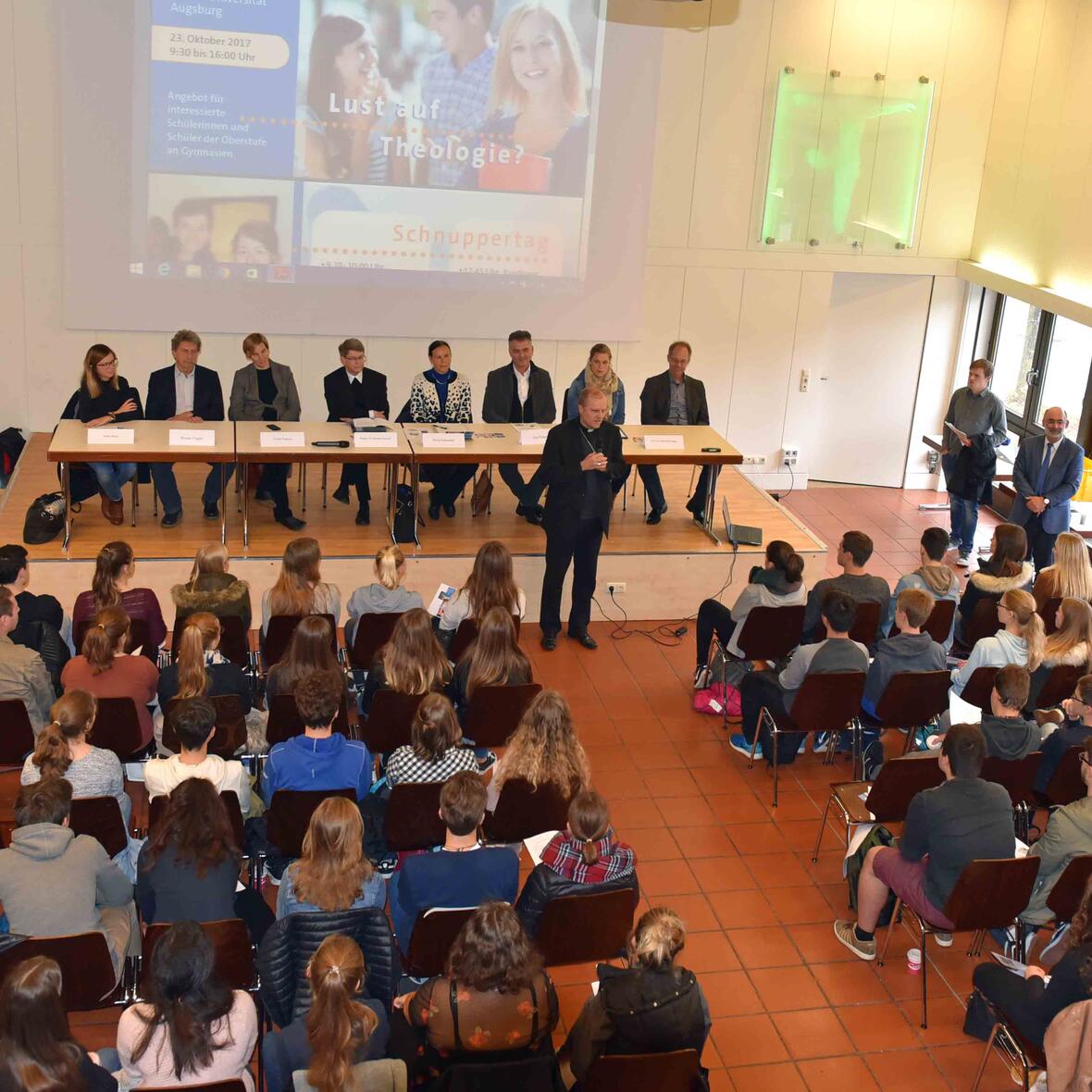 Einer der Höhepunkte des Tages: Der Besuch von Weihbischof Florian Wörner. (Foto: Simone Zwikirsch / pba)