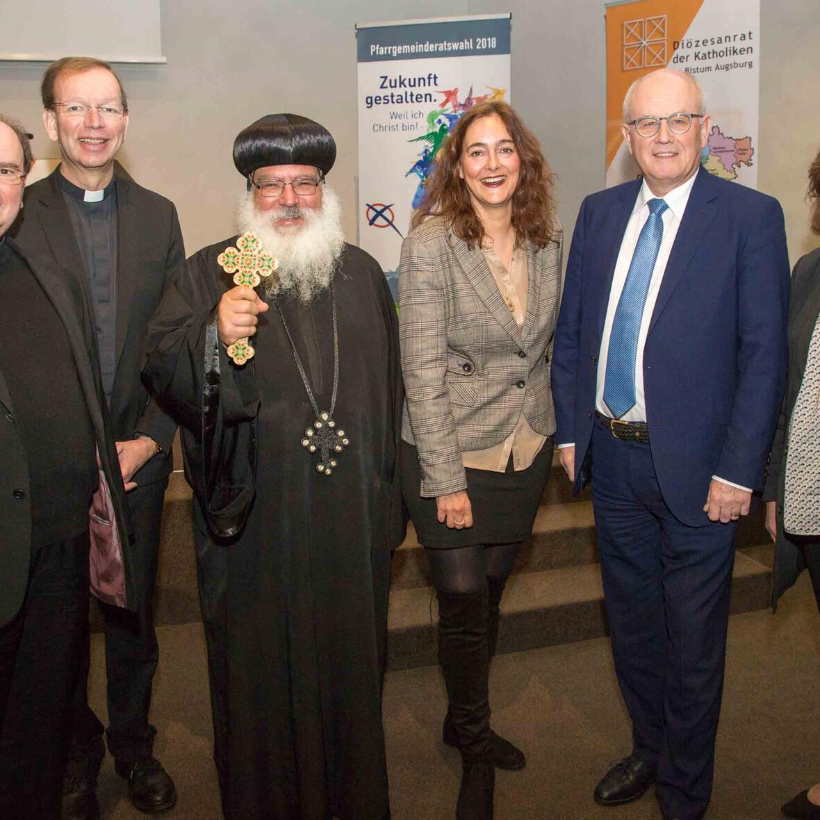 Bischofsvikar Pälat Dr. Bertram Meier mit den Referenten Msgr. Wolfgang Huber (Präsident missio München), Bischof Anba Damian (Koptischer Diözesanbischof), Michaela Koller (Journalistin, Referentin IGFM), Volker Kauder (Fraktionsvorsitzender CDU/CSU) und Diözesanratsvorsitzender Hildegard Schütz (Foto: Stephan Reichl)