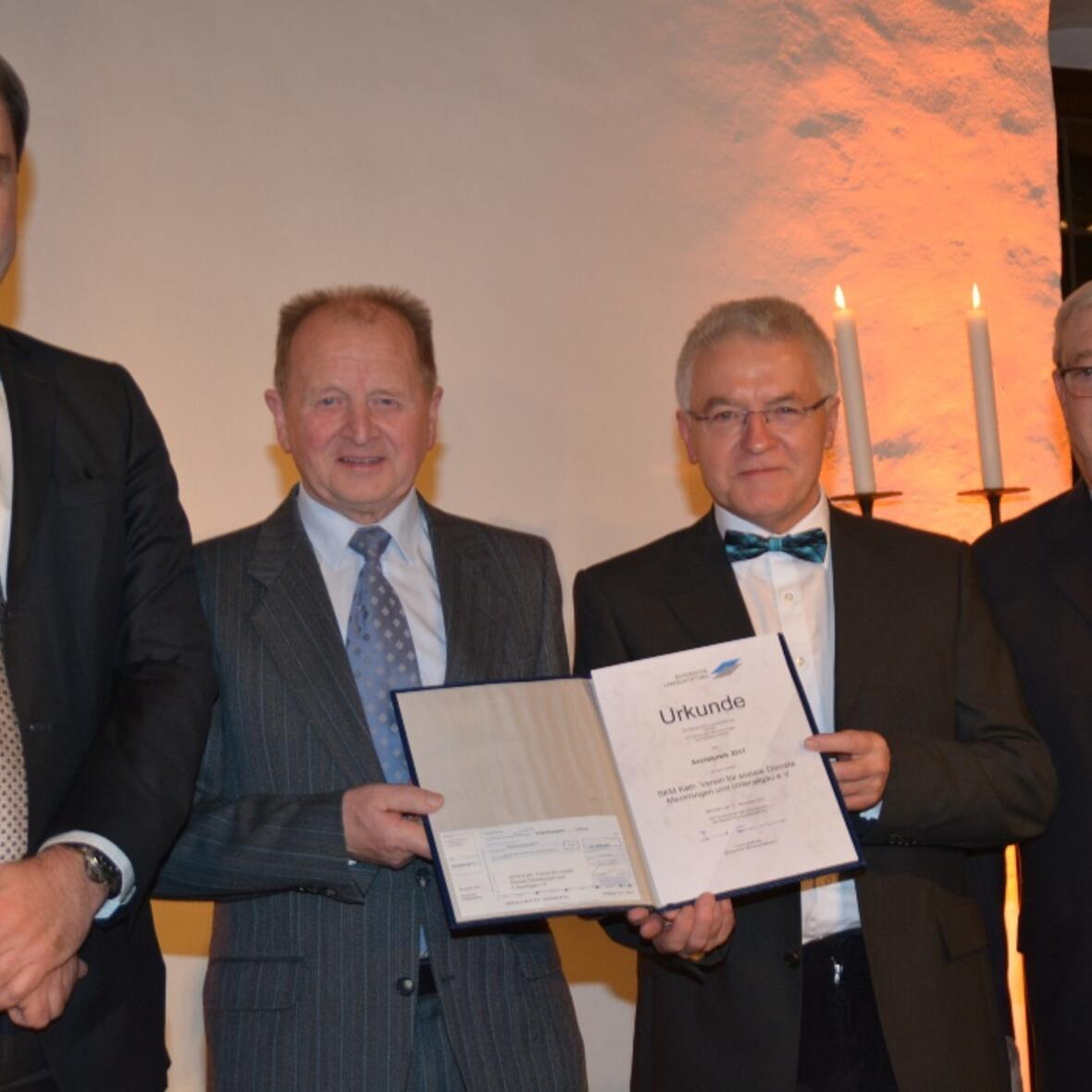 Bei der Preisverleihung: (v.l.) Finanzminister Dr. Markus Söder, 1. Vorsitzender SKM Hermann Keller, Geschäftsführer Helmut Gunderlach und Vorstandsvorsitzender der Bayerischen Landesstiftung, Staatsminister a. D. Josef Miller (Foto: Johannes Wiest)