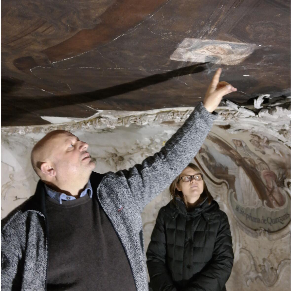Die Deckenfresken unter der Rußschicht kommen langsam wieder zum Vorschein. (Fotos: Simone Zwikirsch / pba)