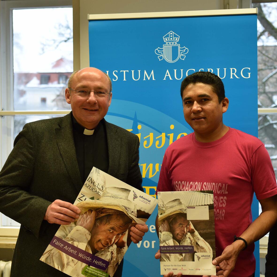 Pfarrer Dr. Ulrich Lindl und Adveniat-Partner Orlando Luis Machado rufen zur Adveniatkollekte an Weihnachten auf. (Foto: Simone Zwikirsch / pba)