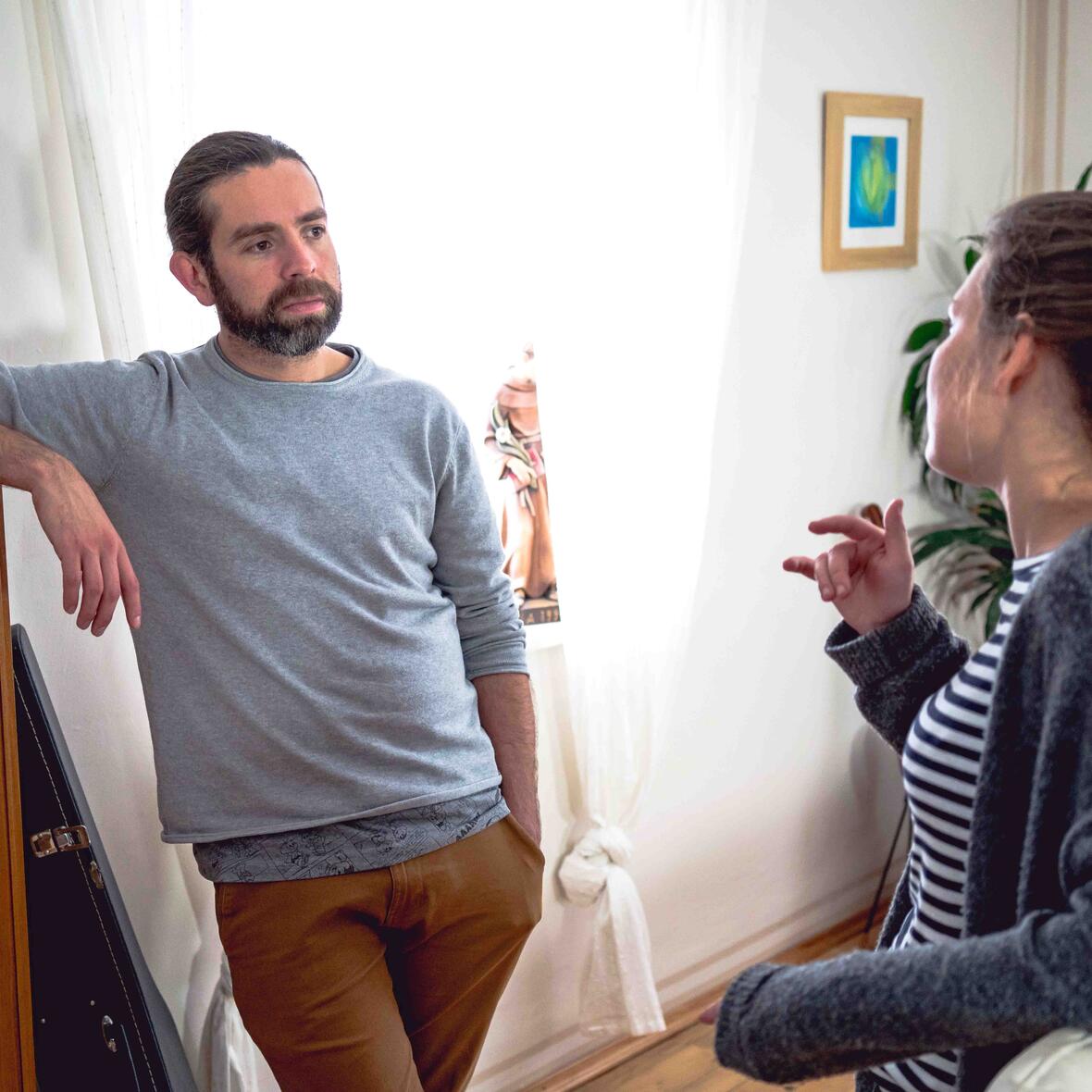 Projekt Gott im Abseits: die Journalistin Christina Hertel berichtet über ihre Erfahrungen auf der Fazenda da Esperança in Bickenried. Hier ist sie im Gespräch mit Luiz Fernando Braz, der sich der Arbeit mit ehemals Drogenabhängigen verschrieben hat. (Foto: Zentrum für Berufungspastoral / Can Erdal)