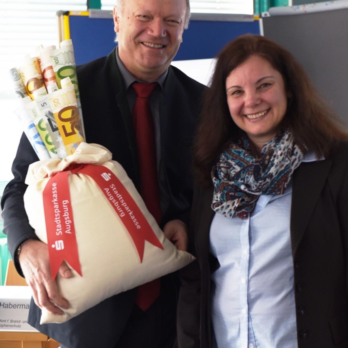 Dankbar für die großzügigen Spenden, die das Krisentelefon möglich machen: Diakon Franz Schütz und Michaela Grimminger von der ökumenischen Telefonseelsorge. (Foto: Daniel Jäckel / pba)