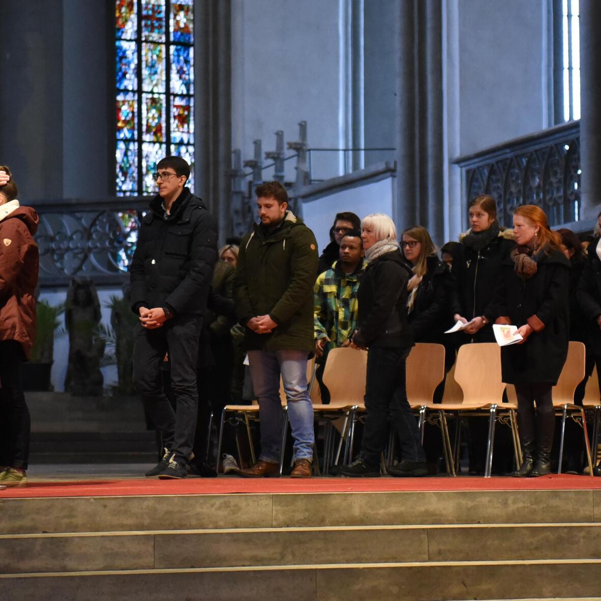 Als Zeichen des Segens legte Bischof Konrad jedem einzelnen Bewerber die Hand auf. (Foto: Maria Steber / pba) 