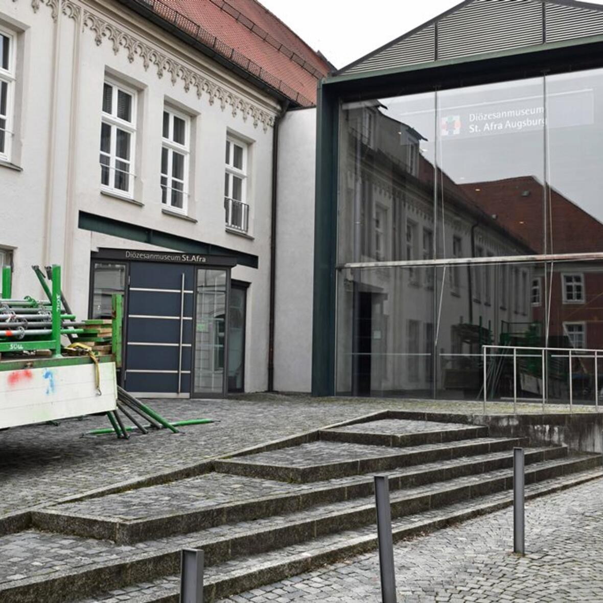 Blick auf das Diözesanmuseum St. Afra. und die Glashalle mit dem Bronzeportal aus der Entstehungszeit des Doms. (Foto: Nicolas Schnall / pba)