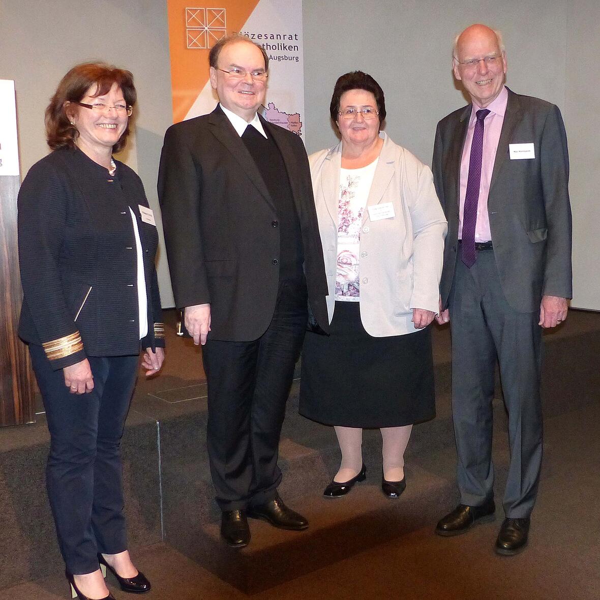 (v.l.n.r.) Hildegard Schütz (Vorsitzende), Domdekan Prälat Dr. Bertram Meier (Bischöflicher Beauftragter), Sieglinde Hirner (1. stv. Vorsitzende), Max Weinkamm (2. stv. Vorsitzender). (Foto: Michael Widmann / Diözesanrat Augsburg)