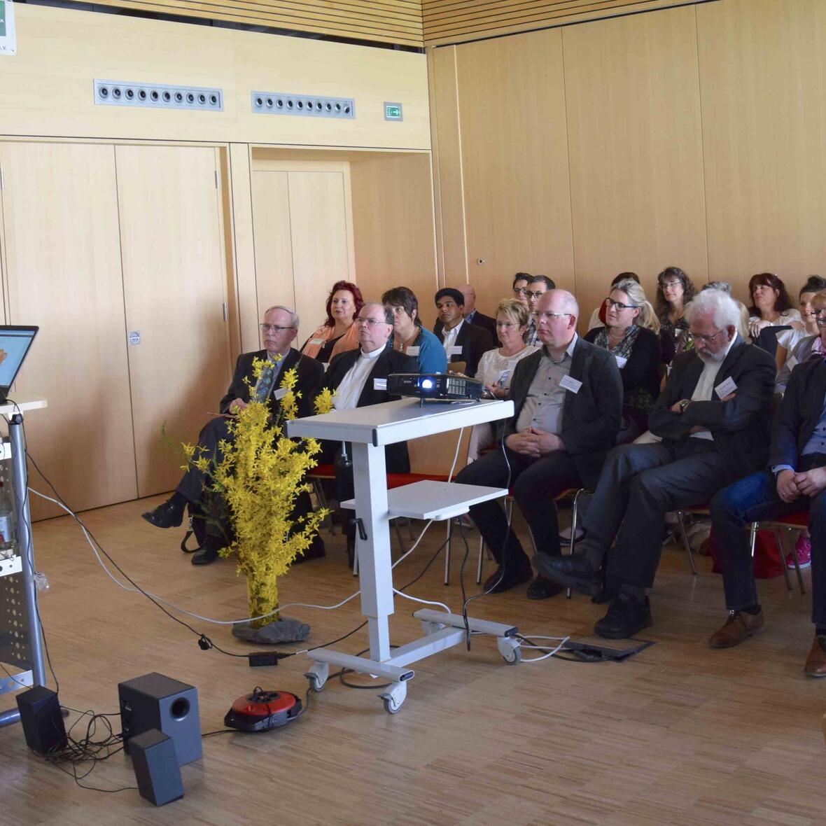 Die Teilnehmer verfolgten interessiert den Vortrag von Professor Dr. Eduard Eisenrith zum Thema „Religion als touristischer Bedarf. Foto: Sabine Verspohl-Nitsche / pdsf