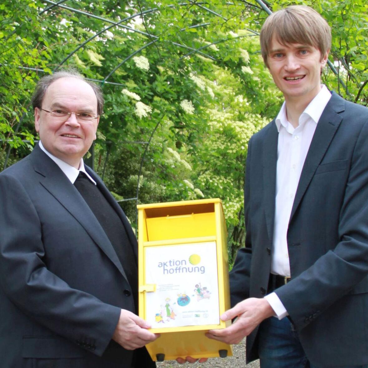 Domdekan Prälat Dr. Bertram Meier (links) dankt Johannes Müller (rechts) für seine Bereitschaft, bis zur Ernennung eines neuen Geschäftsführers die aktion hoffnung zu leiten. (Foto: aktion hoffnung, Karin Stippler)