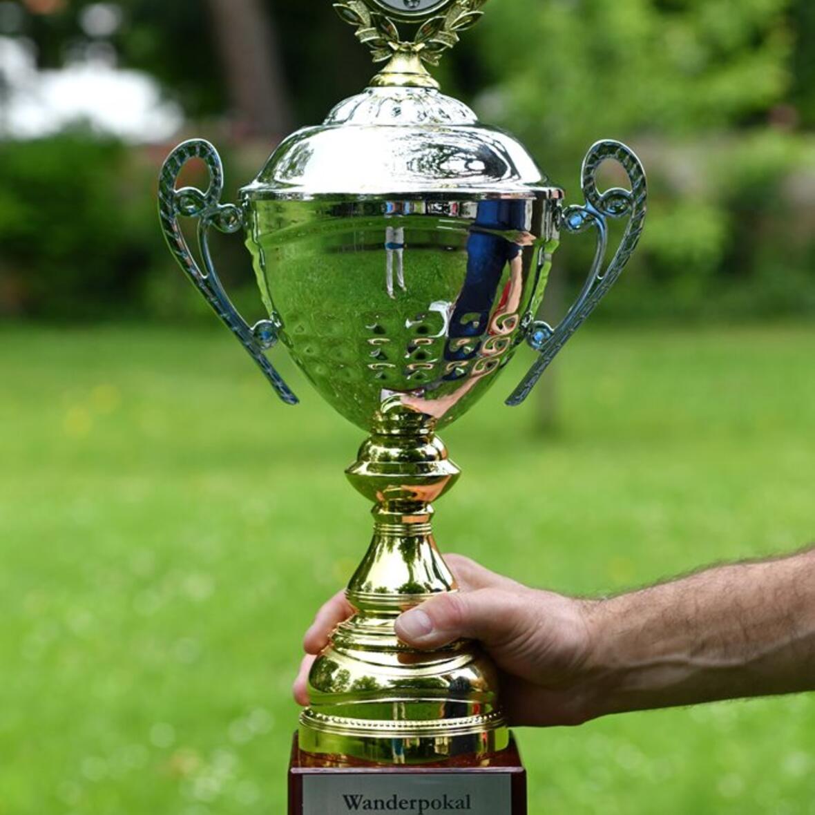 Wer wird ihn am Montagabend in Händen halten? Der neue Wanderpokal der Bayerischen Klerus-Fußballmeisterschaften, gestiftet von Bischof Dr. Konrad Zdarsa. (Foto: Nicolas Schnall / pba)