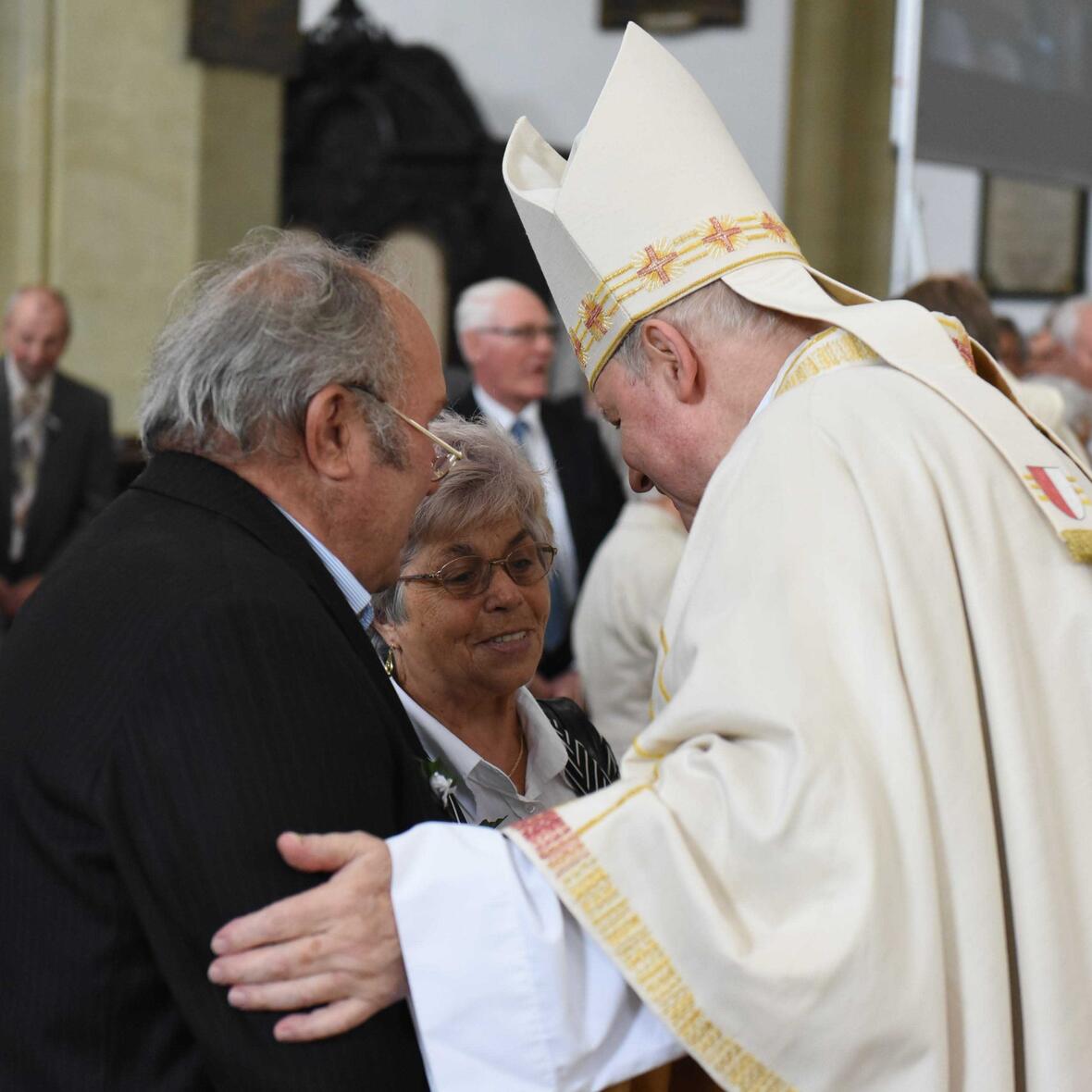 tag-der-ehejubilare-rund-350-jubelpaare-blicken-auf-lebensweg-zurueck-und-sagen-vor-gott-dank2916969