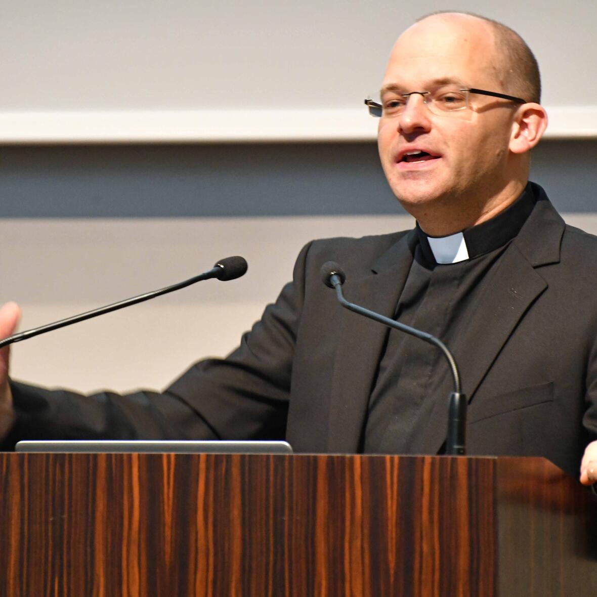 Domvikar Dr. Florian Markter zeigte in seinem Vortrag Wege missionarischer Pastoral auf. (Foto: Nicolas Schnall / pba)