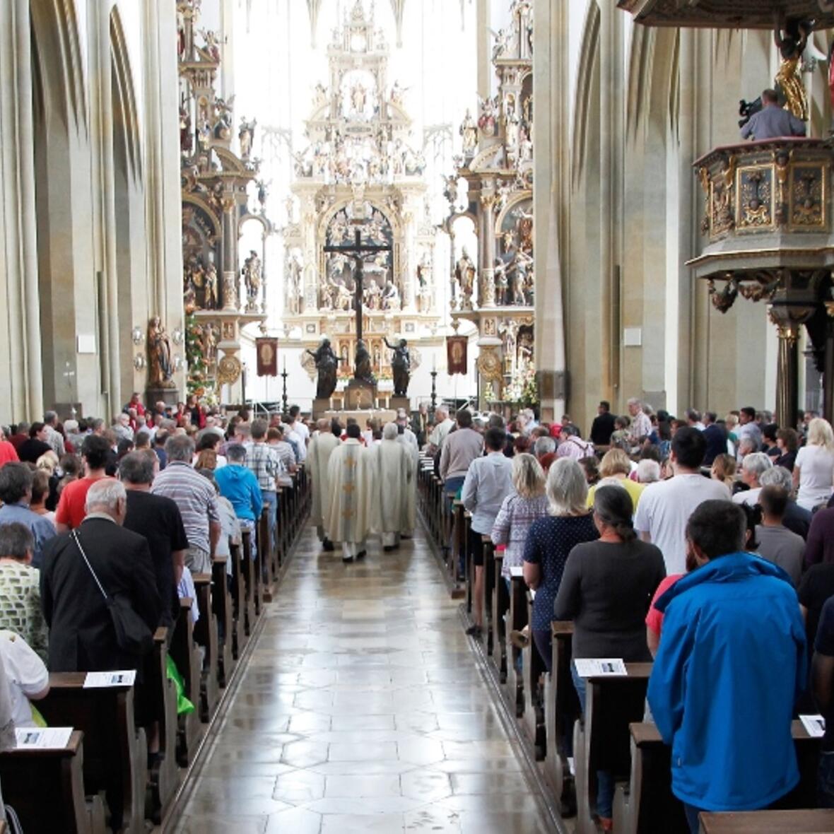 Bis auf den letzten Platz gefüllt: die Ulrichsbasilika beim Gottesdienst für Menschen mit Behinderung. (Foto: Bernhard Gattner / Caritas Augsburg)