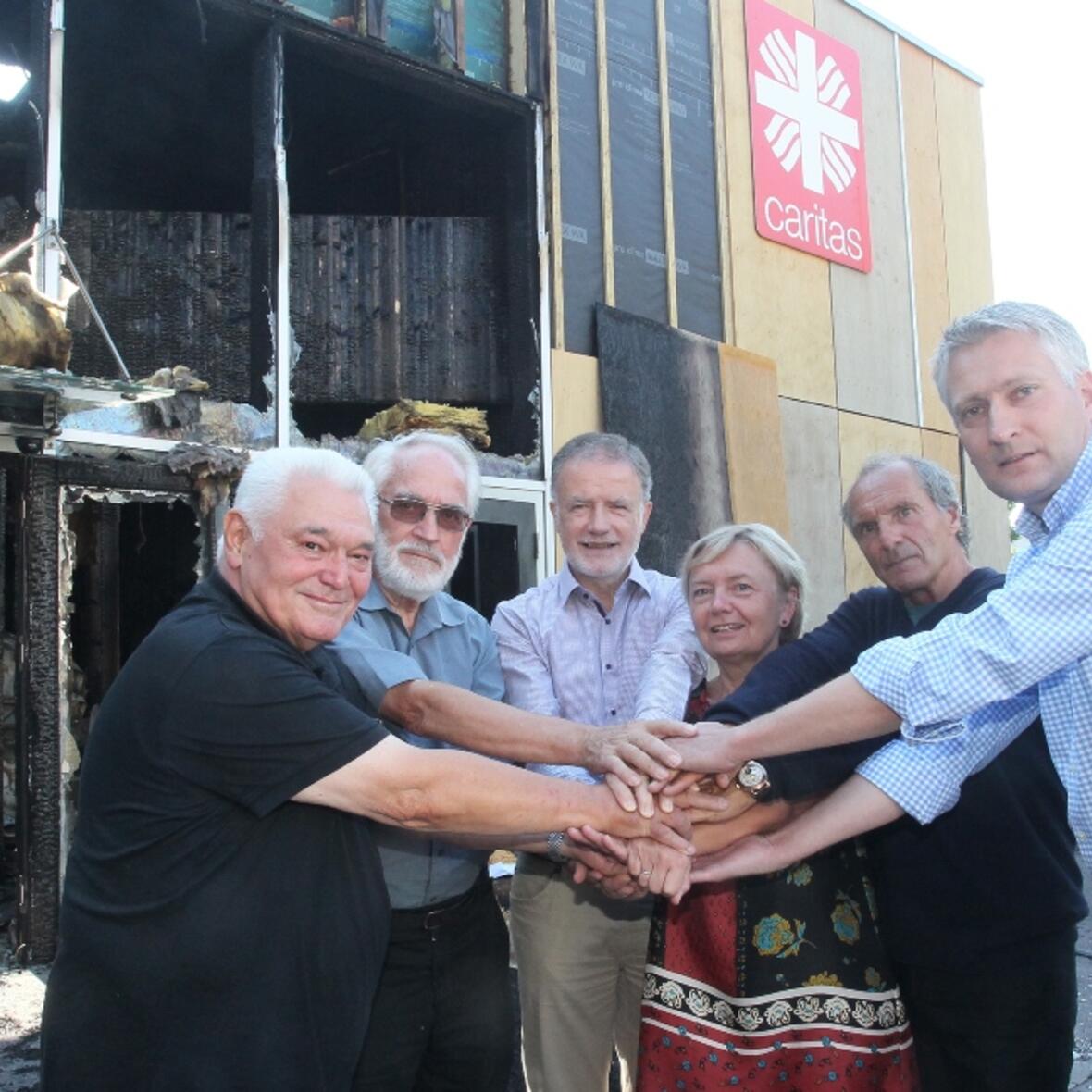 Caritas-Vorstand und Caritasrat unterstreichen ihren Zusammenhalt (v.l.): Caritasrats-Mitglied Karlheinz Seidenspinner, Vorstandsvorsitzender Pfarrer Karl Mair, 2. Vorstandsvorsitzender Hans-Peter Dangl, die stellvertretende Geschäftsführerin Gabriela Hoffmann, Geschäftsführer Dr. Walter Semsch und Caritasrats-Mitglied Hansjörg Durz MdB. (Foto: Caritas Augsburg / Annette Zoepf)