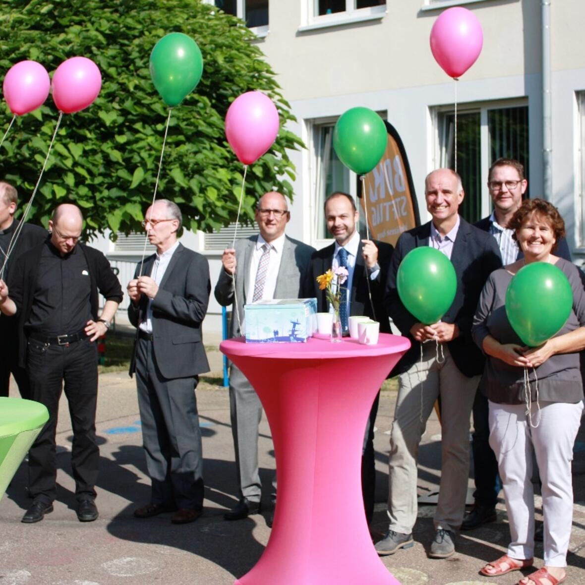 Als Zeichen für das bunte Programm und die hohen Zielen eine Weltveränderung ließen die Gäste aus Kirche und Politik gemeinsam viele bunte Luftballons in den Himmel steigen. (Foto: Schulwerk)
