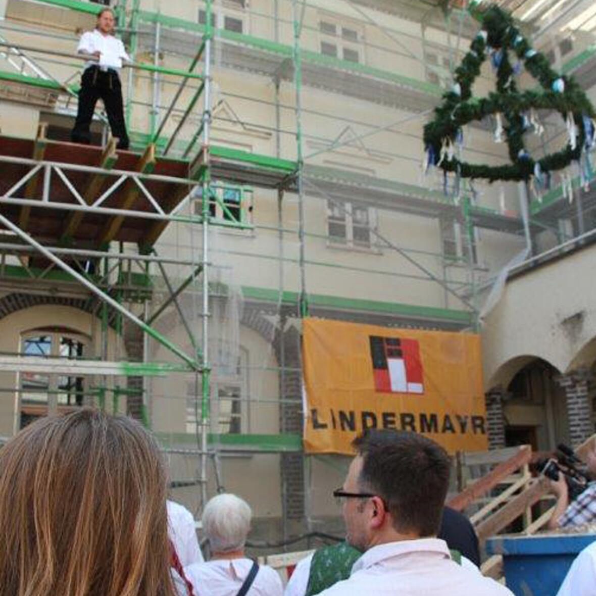 Roland Stegmann von der Dachdeckerei Torsten Richter spricht den Richtspruch. Foto: SkF Augsburg 