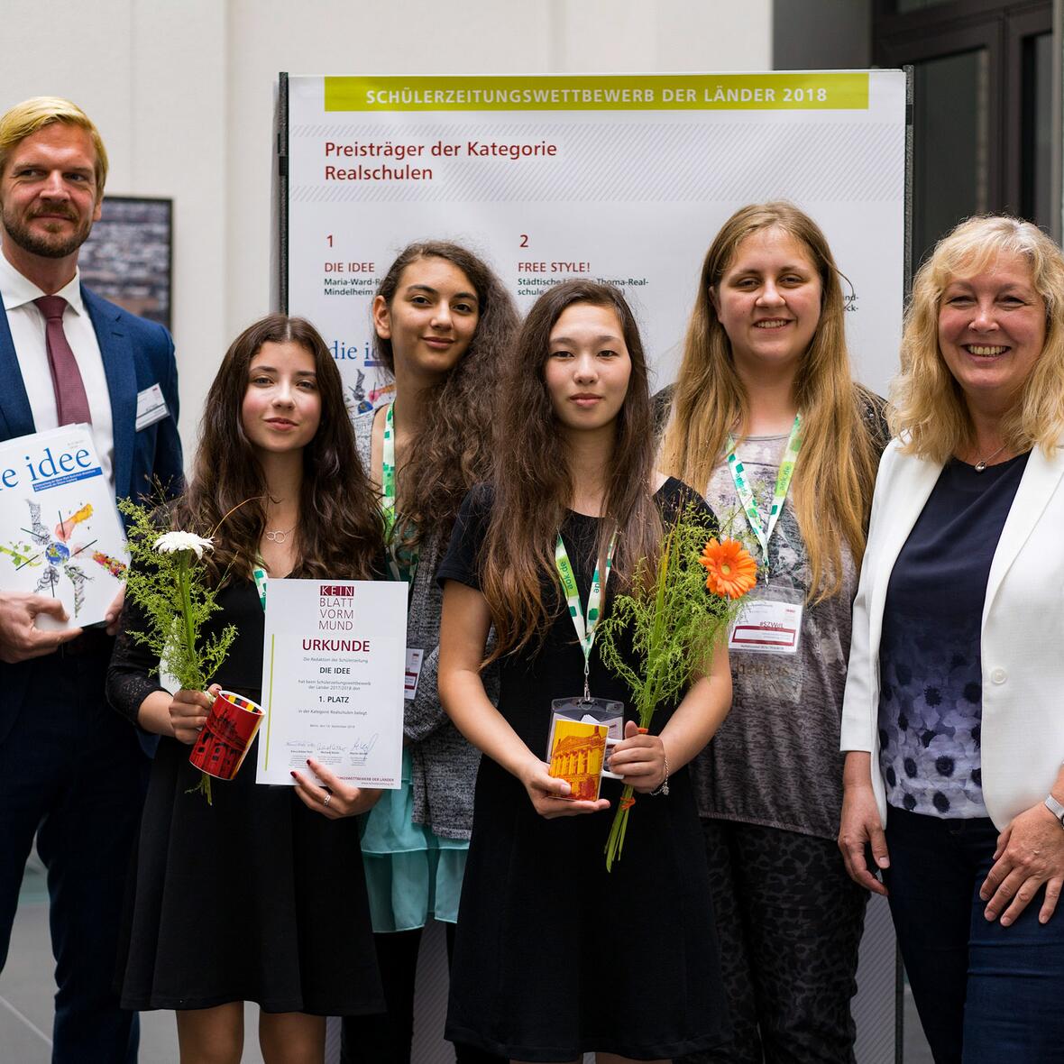 Bei der Preisverleihung in Berlin (v.l.): Martin Winter (Geschäftsführender Bundesvorstand der Jugendpresse Deutschland e.V.), Laudator Gordon Repinski (Hauptstadtbüroleiter RedaktionsNetzwerk Deutschland), Rebekka Kögel (Chefredakteurin), Alysha Oberhofer-Biyikli, Madeleine Pötzsch, Hannah Balkenhol, Sibylle Gerner (betreuende Lehrkraft des Wahlkurses „Layout“), Florian Schomanek (betreuende Lehrkraft des Wahlkurses „Journalistisches Schreiben“) (Foto: Weis/Jugendpresse Deutschland)