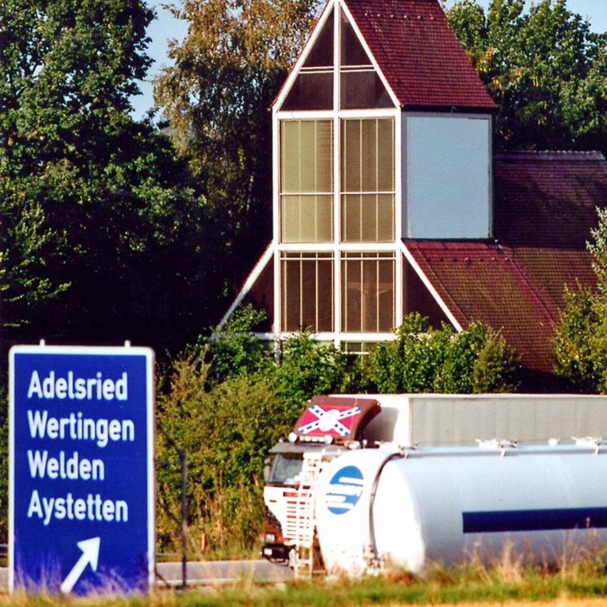 Zur Ruhe kommen und Gott um sichere Fahrt bitten: Dazu machen viele Autofahrer Halt in den Kirchen, die sich am Rand der Autobahn befinden, auch hier auf der A8 nahe Augsburg. (Foto: Autobahnkirche Adelsried)