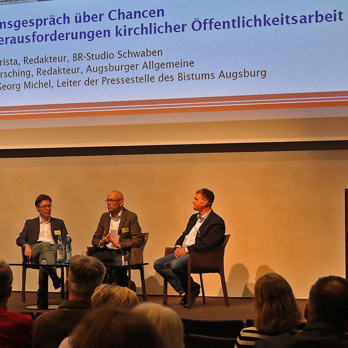 Beim Podiumgespräch über kirchliche Themen in den Medien: (v.l). Daniel Wirsching von der Augsburger Allgemeinen, Pressestellenleiter Dr. Karl-Georg Michel und Oliver Christa vom BR-Studio Schwaben. (Foto: Simone Zwikirsch)