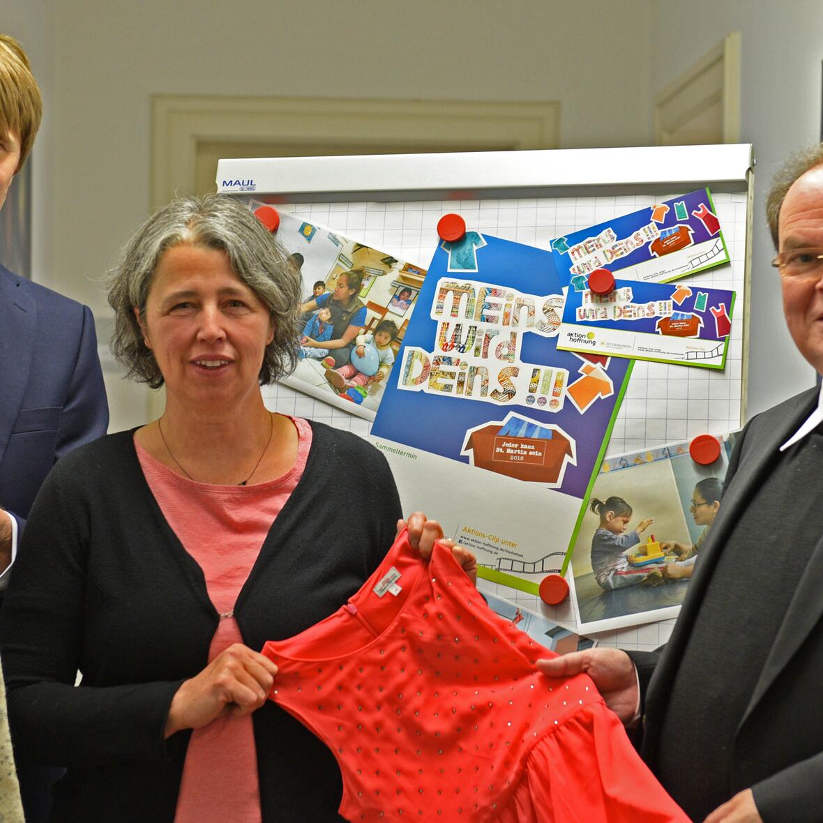 Johannes Müller, Geschäftsführer der aktion hoffnung, Beatrix Singer vom Sonderpädagogischen Förderzentrum Mindelheim und Domdekan Prälat Dr. Bertram Meier (v.l) starteten die diesjährige Kleiderteilaktion „Meins wird Deins – Jeder kann St. Martin sein“ (Foto: Simone Zwikirsch / pba)