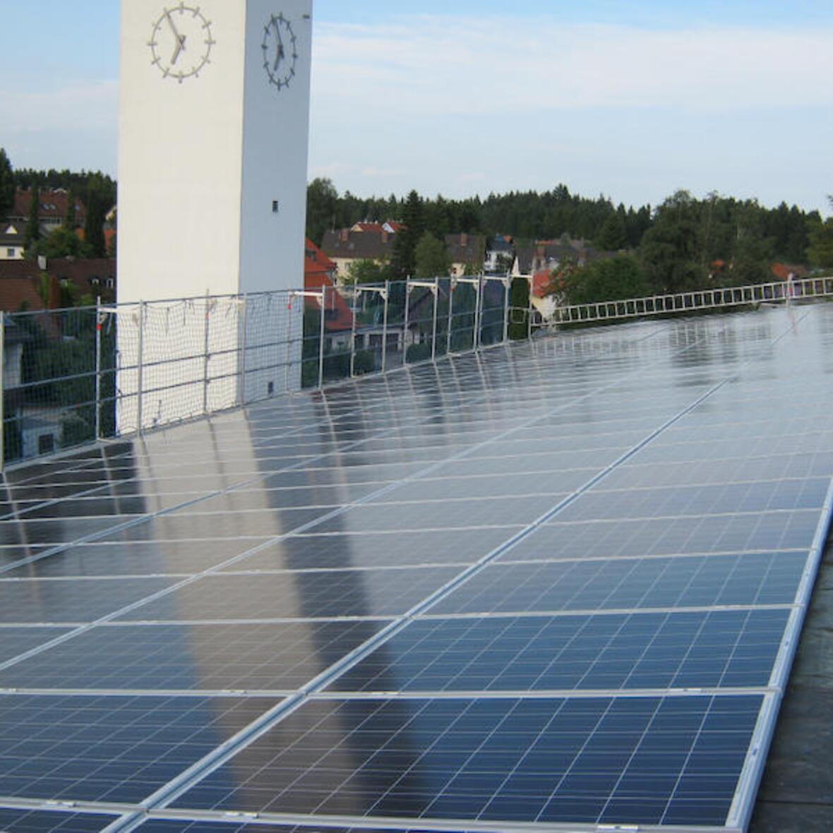 Das Dach dieser Pfarrkirche im Penzberger Ortsteil Steigenberg wurde an die EnergieVISION verpachtet. Die Photovoltaik-Module erzeugen nun Strom für die Kirche und den dortigen Kindergarten. (Foto: EnergieVISION)