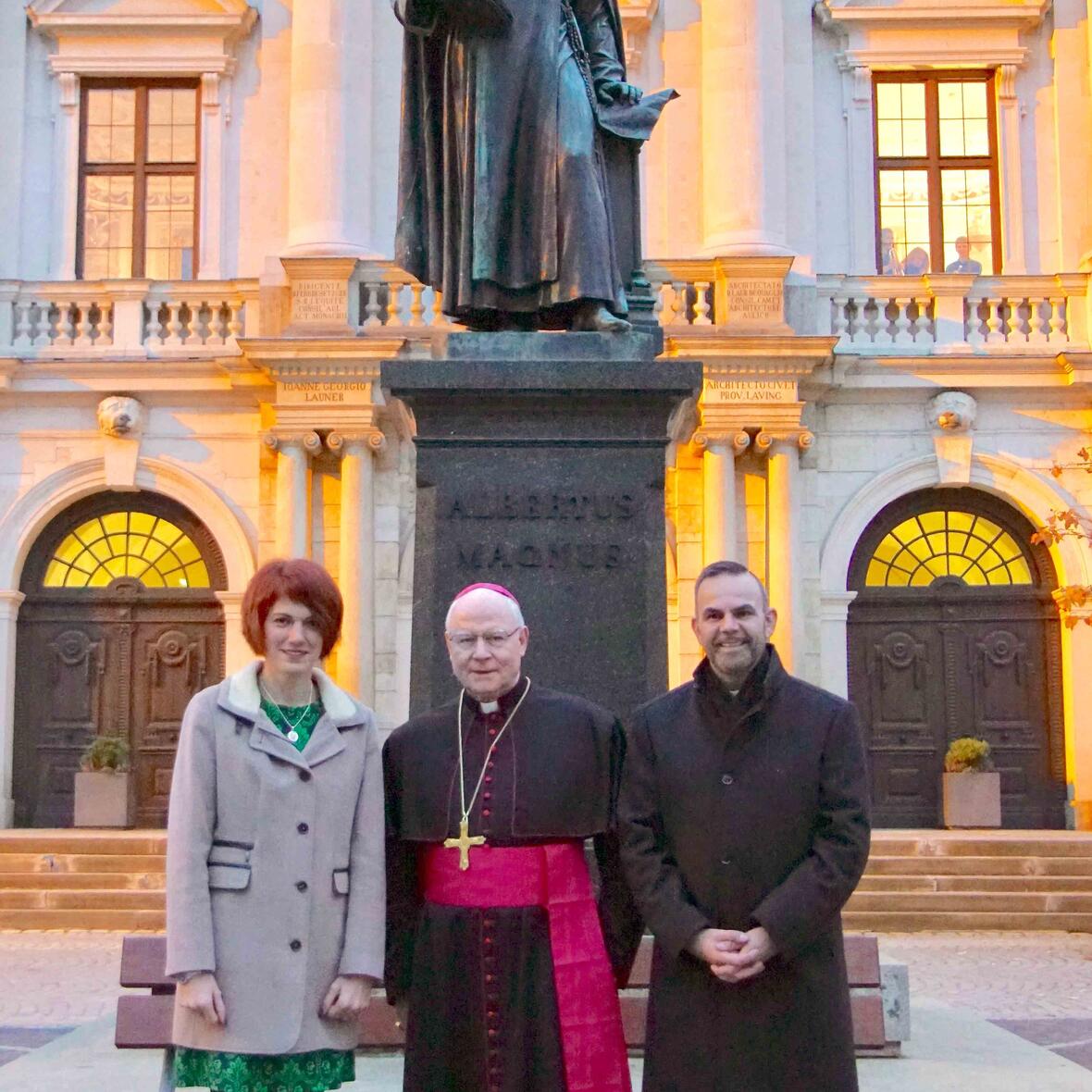 Bischof Konrad vor der restaurierten Albertus-Magnus-Statue gemeinsam mit Lauingens 1. Bürgermeisterin Katja Müller und Stadtpfarrer Raffaele De Blasi (Foto: Erwin Freudling)