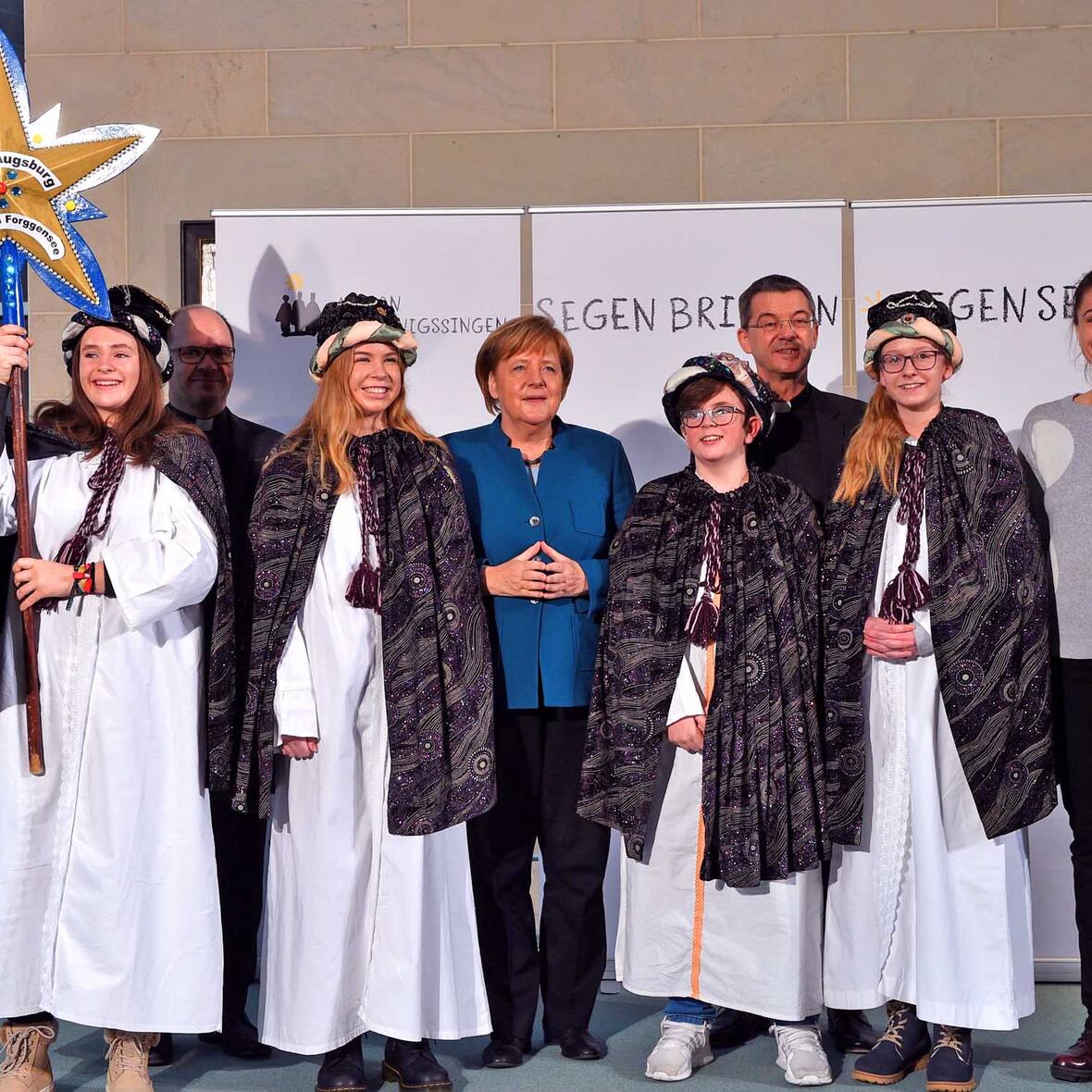 Die Sternsinger Emma (15), Elena (14), Max (12) und Lea (14) sowie Begleiterin Uta Schneider aus der Pfarreiengemeinschaft Roßhaupten vertraten das Bistum Augsburg am Montag beim Sternsinger-Empfang von Bundeskanzlerin Angela Merkel. Foto: Ralf Adloff/Kindermissionswerk