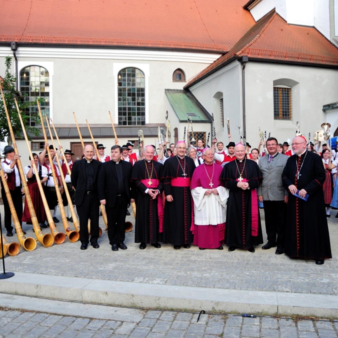 Ehrbekundung und Gratulation durch den Allgäu-Schwäbischen Musikbund. (Foto: Nicolas Schnall/pba)
