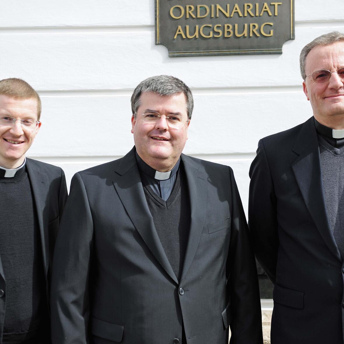 Kaplan Martin Riß, Generalvikar Harald Heinrich und Dr. Alessandro Perego ('von links) werden ab September in der Personalabteilung für Priester eng zusammenarbeiten. (Foto: Nicolas Schnall/pba)