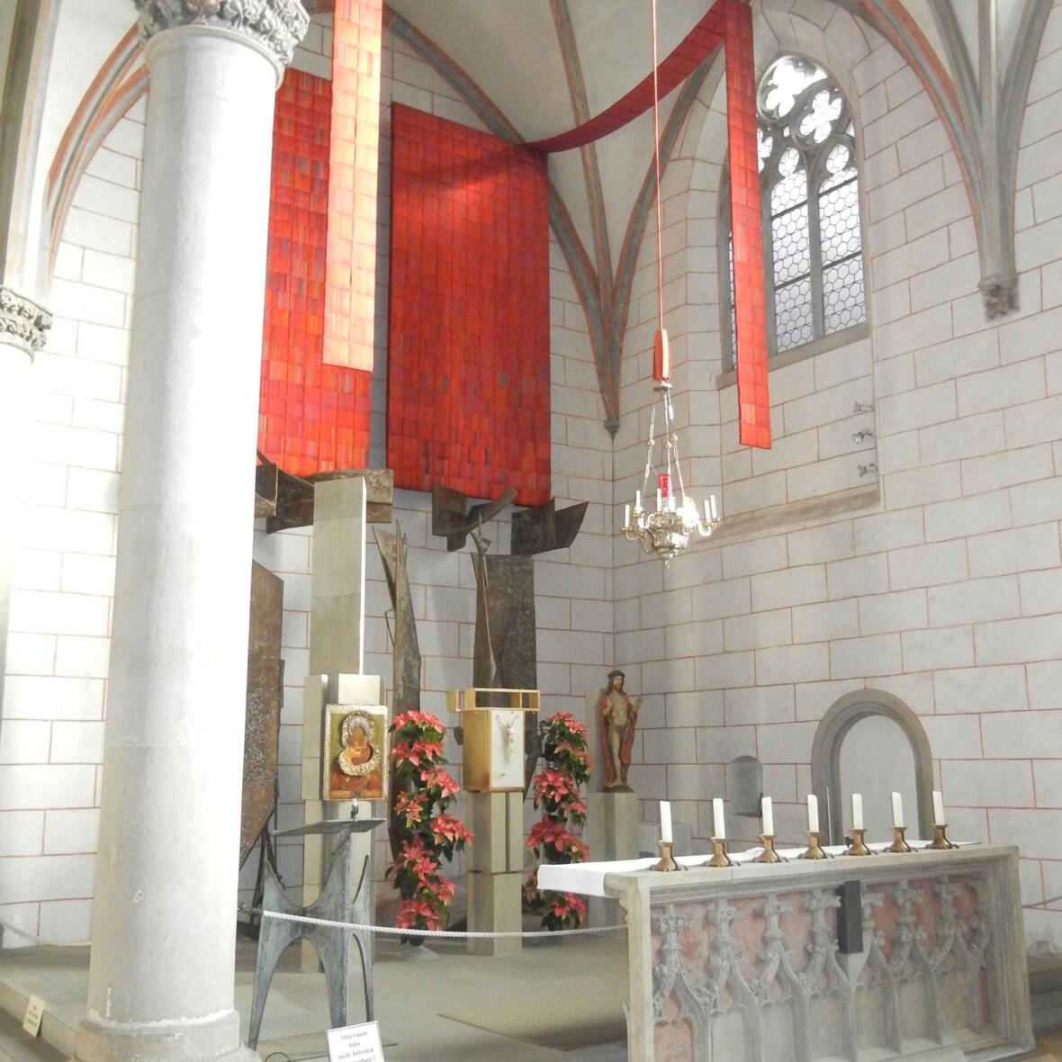Von vielen Besuchern rätselnd betrachtet: die jetzige Altargestaltung aus den 1990er Jahren. (Foto: Michael A. Schmid)