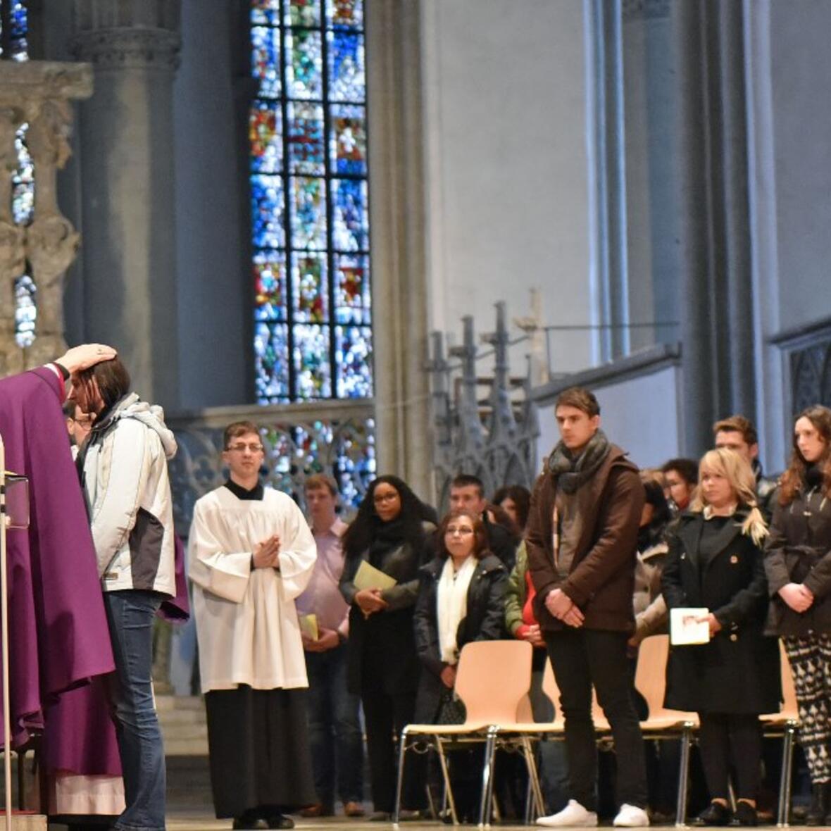 Bischof Konrad segnet die Tauf- und Firmbewerber. (Foto: pba / Romana Kröling)